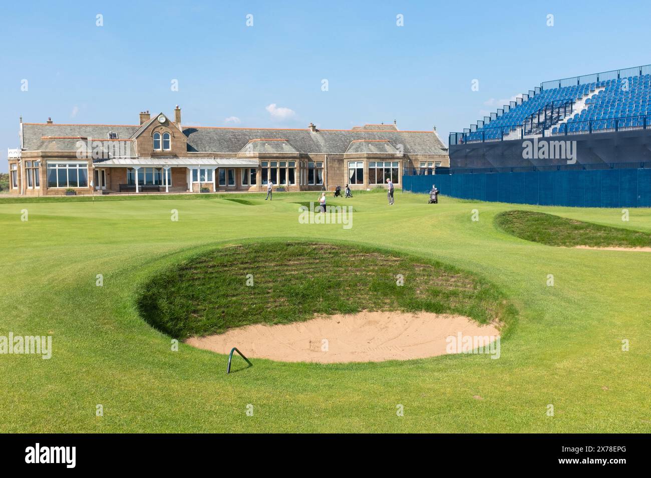 Troon, Großbritannien. Mai 2024. Die Vorbereitungen für die 152. Open Golf Championships auf dem Royal Troon Golf Course in South Ayrshire, Schottland, Großbritannien schreiten mit dem Bau von Zuschauergalerien voran und einige der Zeltstädte sind fast fertig. Royal Troon, ein James Braid neu gestalteter Par 71, 7166 Yards, Platz wird vorbereitet für die 10. Open Championship. Quelle: Findlay/Alamy Live News Stockfoto