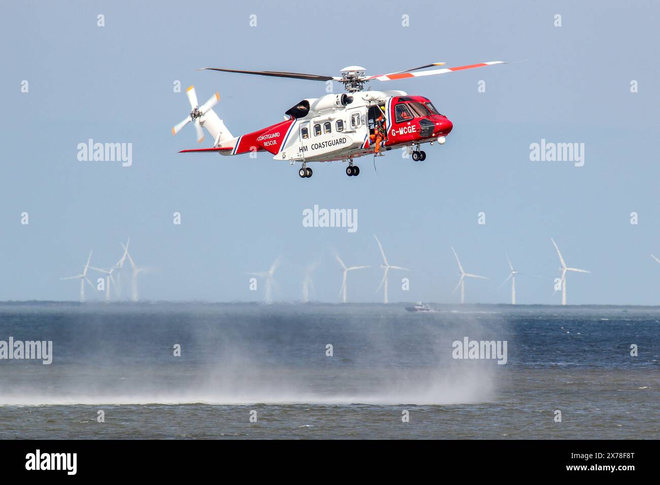 HM Coastguard Helicopter Sikorsky S-92A G-MCGE auf Übung mit dem RNLI in Cleethorpes, Großbritannien Stockfoto