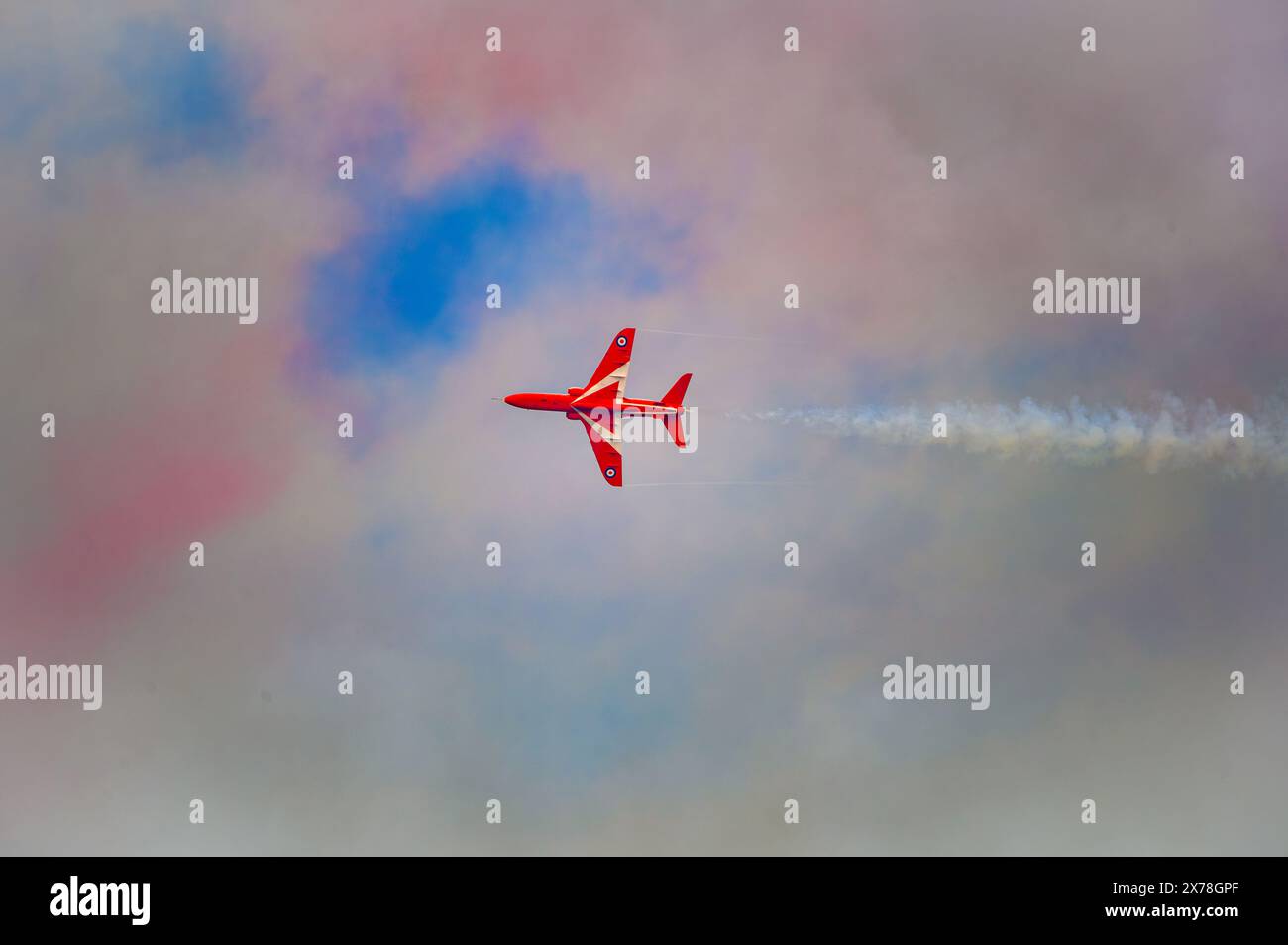 RAF Red Arrows mit spektakulärem Aerobatic Display in Floisvos Bay, Athen Stockfoto