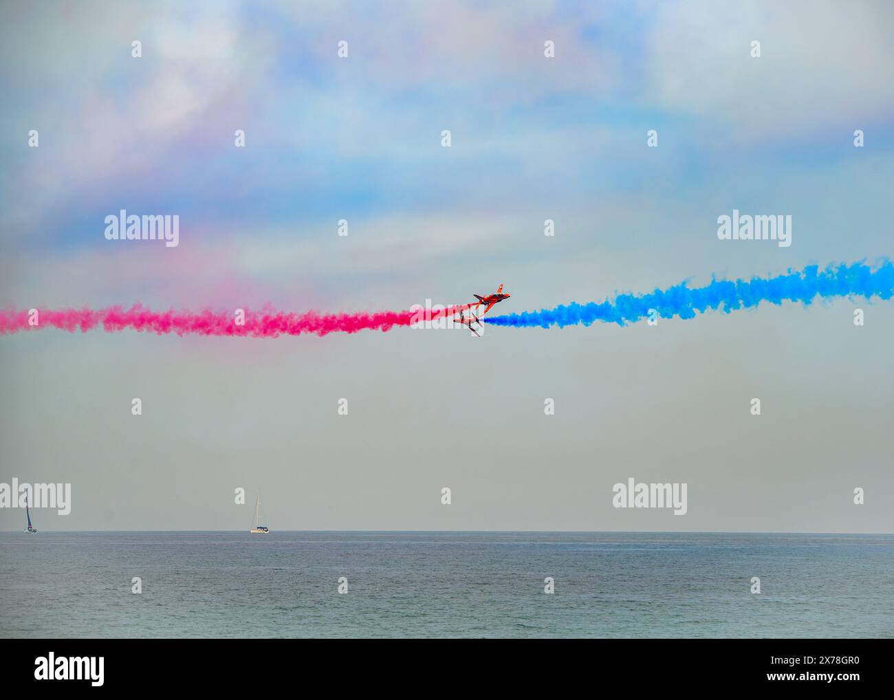 RAF Red Arrows mit spektakulärem Aerobatic Display in Floisvos Bay, Athen Stockfoto