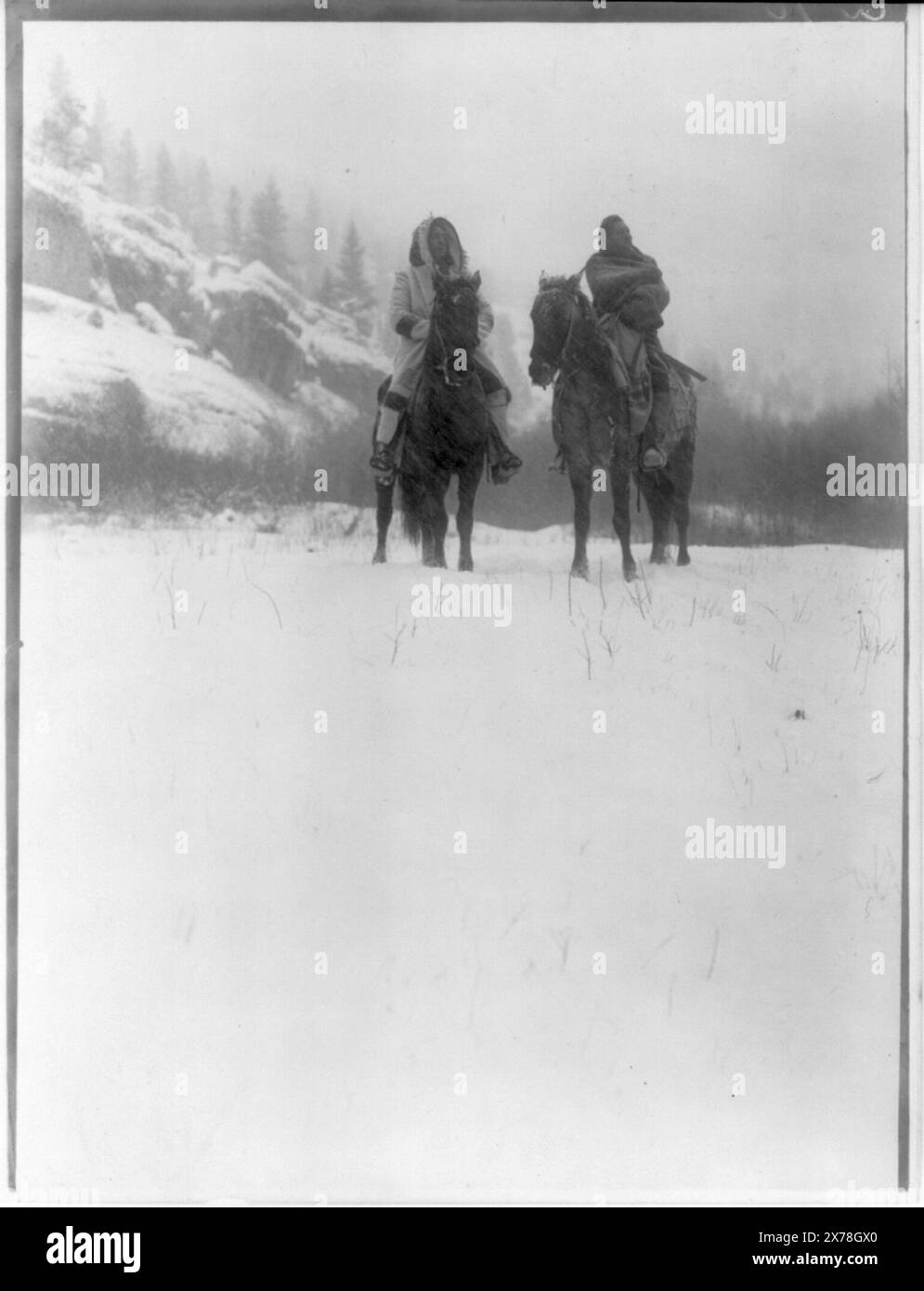 Für eine Winterkampagne Apsaroke, Curtis Nr. 2776-08., man on Left Identified by Library Staff as Hunts to die., auf Verso: Winter Scouts., ist Teil von: Edward S. Curtis Collection ., publiziert in: The North American Indian / Edward S. Curtis. Edward S. Curtis, 1907-30, Suppl., v. 4, pl. 129.. Jagd zum Sterben. Indianer von Nordamerika, Pryor Mountains (Mont. Und Wyo.), 1900-1910. , Crow Indians, 1900-1910. , Guides & Scouts, Pryor Mountains (Mont. Und Wyo.), 1900-1910. Pferde, Pryor Mountains (Mont. Und Wyo.), 1900-1910. , Snow, Pryor Mountains (Mont. Und Wyo.), 1900-1910. Stockfoto
