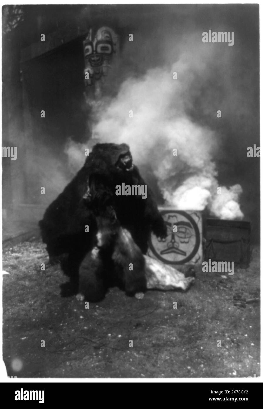 Grizzly-Bär-Tänzer Qagyuhl, Nr. 3611, veröffentlicht in: The North American Indian / Edward S. Curtis. [Seattle, Washington] Edward S. Curtis, V. 10, S. 202. Indians of North America, Tanz, 1910-1920. Indianer von Nordamerika, Kleidung & Kleidung, 1910-1920. , Häute und Felle, 1910-1920. Stockfoto