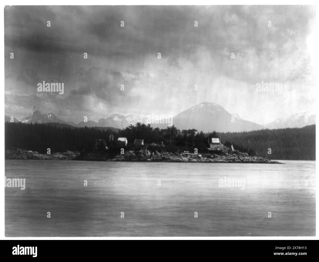Mamalelekala Friedhof auf Village Island, Titel von Artikel. Curtis Nr. 3566., ist Teil von: Edward S. Curtis Collection ., veröffentlicht in: The North American Indian / Edward S. Curtis. [Seattle, Washington] : Edward S. Curtis, 1907-30, v. 10, S. 56. Indianer von Nordamerika, British Columbia, 1910-1920. , Kwakiutl Indians, 1910-1920. Friedhöfe, British Columbia, 1910-1920. , Inseln, British Columbia, 1910-1920. , Mountains, British Columbia, 1910-1920. Stockfoto