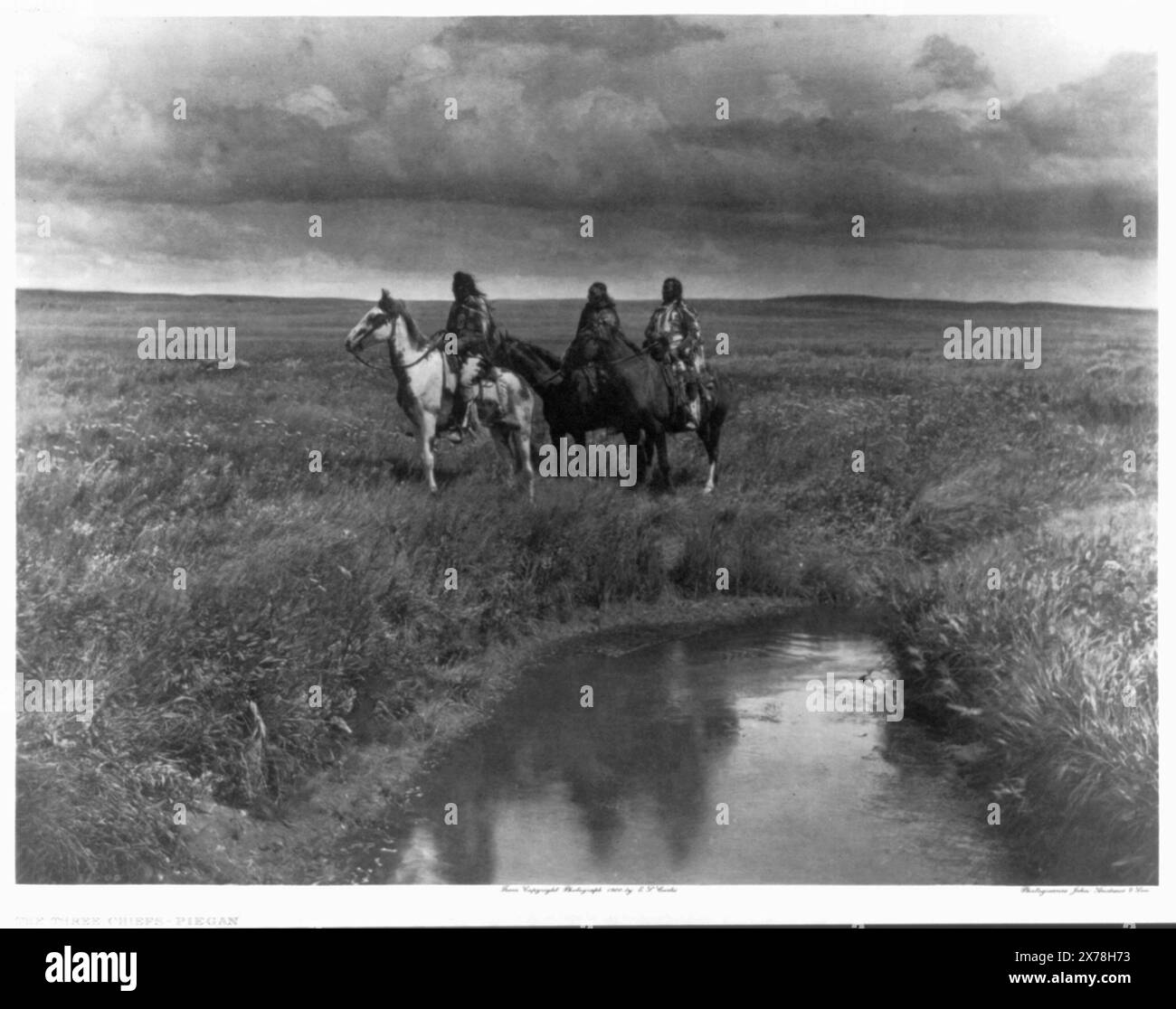 Die drei Häuptlinge Piegan, Curtis 52., LC-Nr. 23., Curtis., ist Teil von: Edward S. Curtis Collection ., veröffentlicht in: The North American Indian / Edward S. Curtis. Edward S. Curtis, 1907-30, Suppl. v. 6, pl. 209.. Indianer von Nordamerika, 1900. Piegan Indians, 1900. Stockfoto