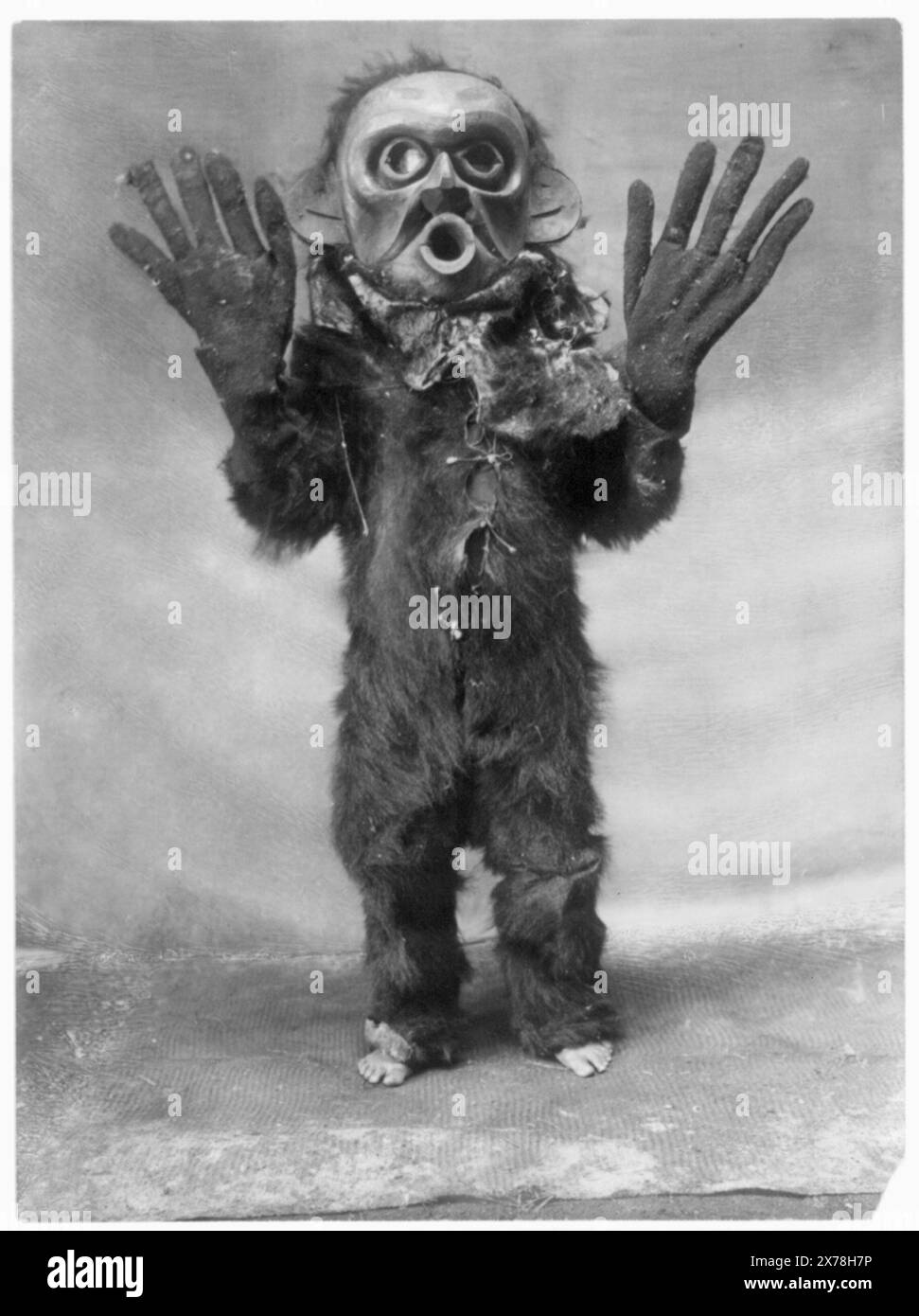 Hami Koskimo, Titel aus Artikel, Curtis Nr. 3541., ist Teil von: Edward S. Curtis Collection ., veröffentlicht in: The North American Indian / Edward S. Curtis. [Seattle, Washington] : Edward S. Curtis, 1907-30, v. 10, S. 236. Indians of North America, Bekleidung & Kleidung, British Columbia, 1910-1920. Kwakiutl Indians, Kleidung & Kleidung, 1910-1920. , Pelzbekleidung, 1910-1920. , Handschuhe, 1910-1920. , Häute und Felle, 1910-1920. , Masken, British Columbia, 1910-1920. Stockfoto