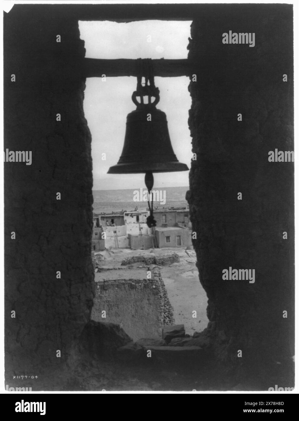 Der alte Glockenturm, Curtis 1177-04., ist Teil der Edward S. Curtis Collection. Indianer von Nordamerika, Structures, New Mexico, Acoma, 1900-1910. , Acoma Indians, Structures, New Mexico, Acoma, 1900-1910. , Adobe Buildings, New Mexico, Acoma, 1900-1910. , Bells, 1900-1910. , Pueblos, New Mexico, Acoma, 1900-1910. Stockfoto