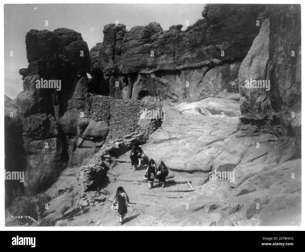 Acoma Road, Curtis No 1168., ist Teil von: Edward S. Curtis Collection ., veröffentlicht in: The North American Indian / Edward S. Curtis. Edward S. Curtis, 1907-30, Suppl., V. 16, pl. 570.. Indianer von Nordamerika, Existenzaktivitäten, New Mexico, 1900-1910. Acoma-Indianer, Existenzaktivitäten, New Mexico, 1900-1910. , Pottery, New Mexico, 1900-1910. , Rock Formations, New Mexico, 1900-1910. , Wasserträger, New Mexico, 1900-1910. Stockfoto