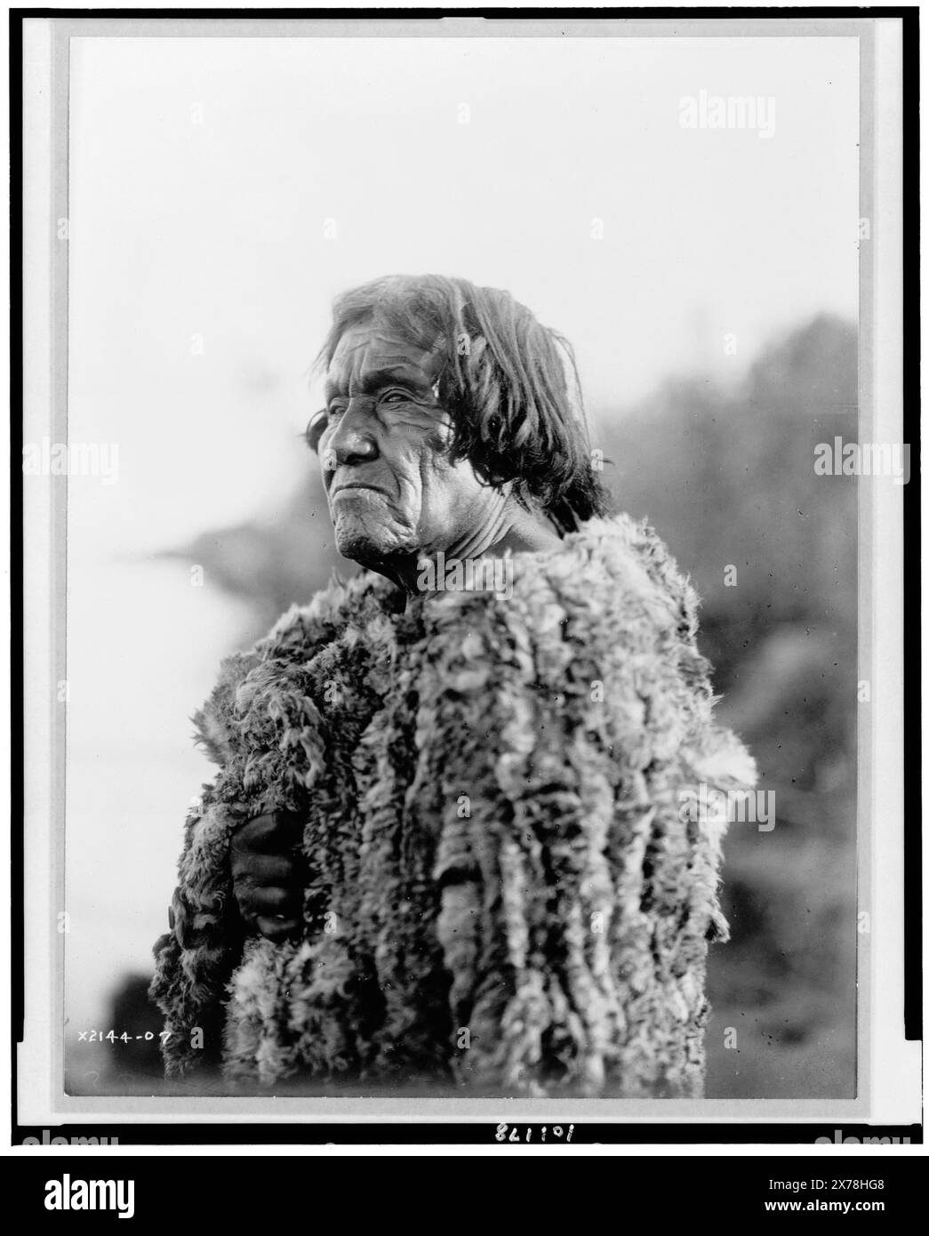 Mohave man, halblanges Porträt, nach links gerichtet, trägt ein primitives Gewand aus Kaninchenhaut, Edward S. Curtis Collection 2144–07., veröffentlicht in: The North American Indian / Edward S. Curtis. [Seattle, Washington] : Edward S. Curtis, 1907-30, v. 2, S. 50. Indianer von Nordamerika, Arizona, 1900-1910. , Mohave Indians, 1900-1910. , Häute und Felle, 1900-1910. Stockfoto
