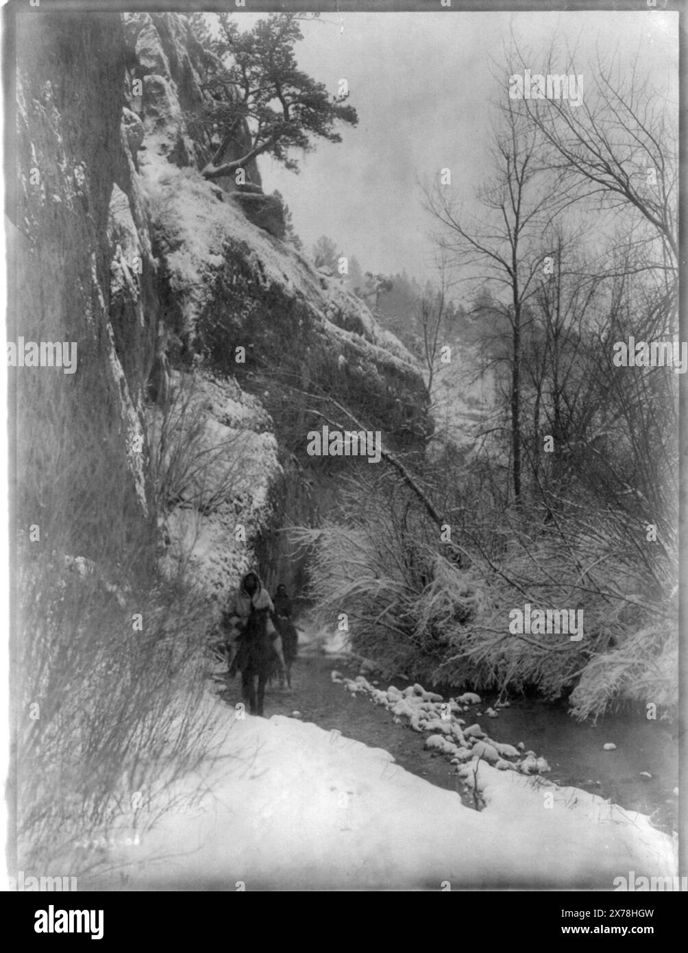 Vorbei an der Klippe Apsaroke, Curtis nein 2783–08., ist Teil von: Edward S. Curtis Collection ., veröffentlicht in: The North American Indian / Edward S. Curtis. Edward S. Curtis, 1907-30, Suppl., v. 4, pl. 132.. Indianer von Nordamerika, Pryor Mountains (Mont. Und Wyo.), 1900–1910. , Crow Indians, 1900-1910. Klippen, Pryor Mountains (Mont. Und Wyo.), 1900-1910. Pferde, Montana, Pryor Mountains, 1900-1910. , Snow, Pryor Mountains (Mont. Und Wyo.), 1900-1910. , Streams, Pryor Mountains (Mont. Und Wyo.), 1900-1910. Stockfoto