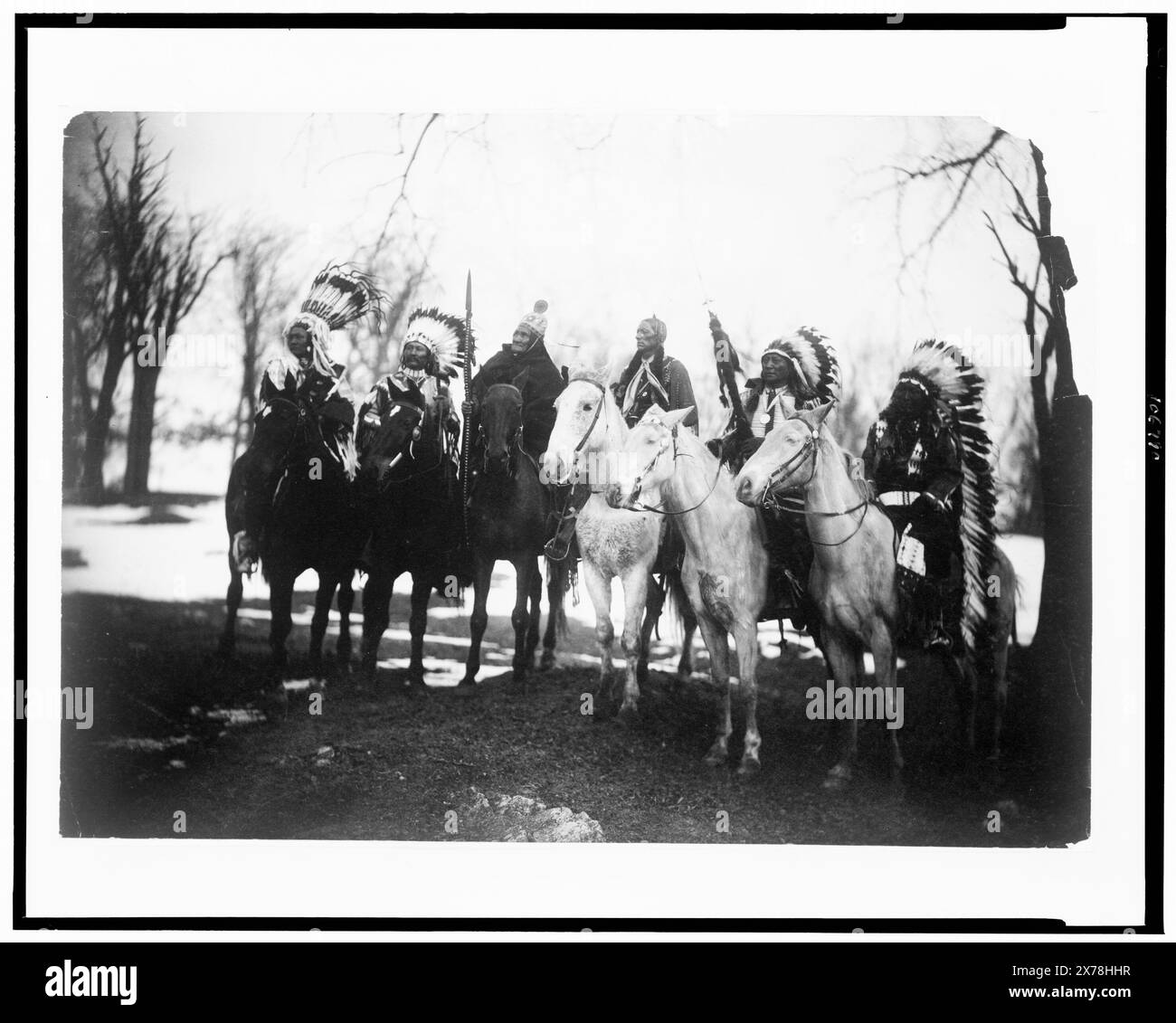 Sechs Stammesführer (l bis r) Little Plume (Piegan), Buckskin Charley (Ute), Geronimo (Chiricahua Apache), Quanah Parker (Comanche), Hollow Horn Bear (Brulé Sioux) und American Horse (Oglala Sioux) zu Pferd in zeremonieller Kleidung, LC-Nr. 66., ist Teil der Edward S. Curtis Collection. Indians of North America, Bekleidung & Kleidung, 1900. , Stammeshäuptlinge, USA, 1900. , Pferde, 1900. Stockfoto