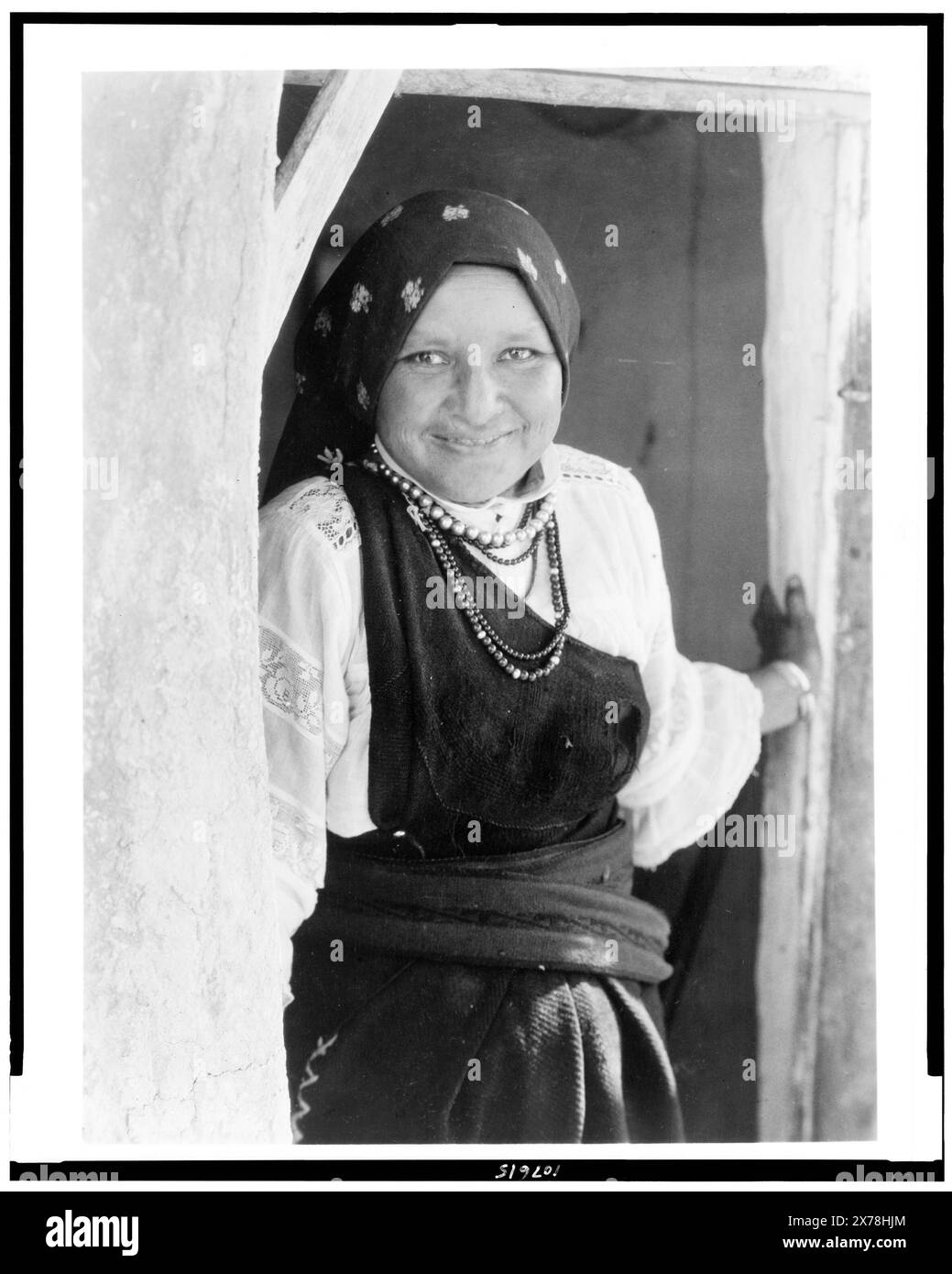 An Isleta Woman, Edward S. Curtis Collection., veröffentlicht in: The North American Indian / Edward S. Curtis. [Seattle, Washington] : Edward S. Curtis, 1907-30, v. 16, S. 14. Indianer von Nordamerika, New Mexico, Isleta, Frauen, 1920-1930. Isleta Indians, Frauen, 1920-1930. Stockfoto