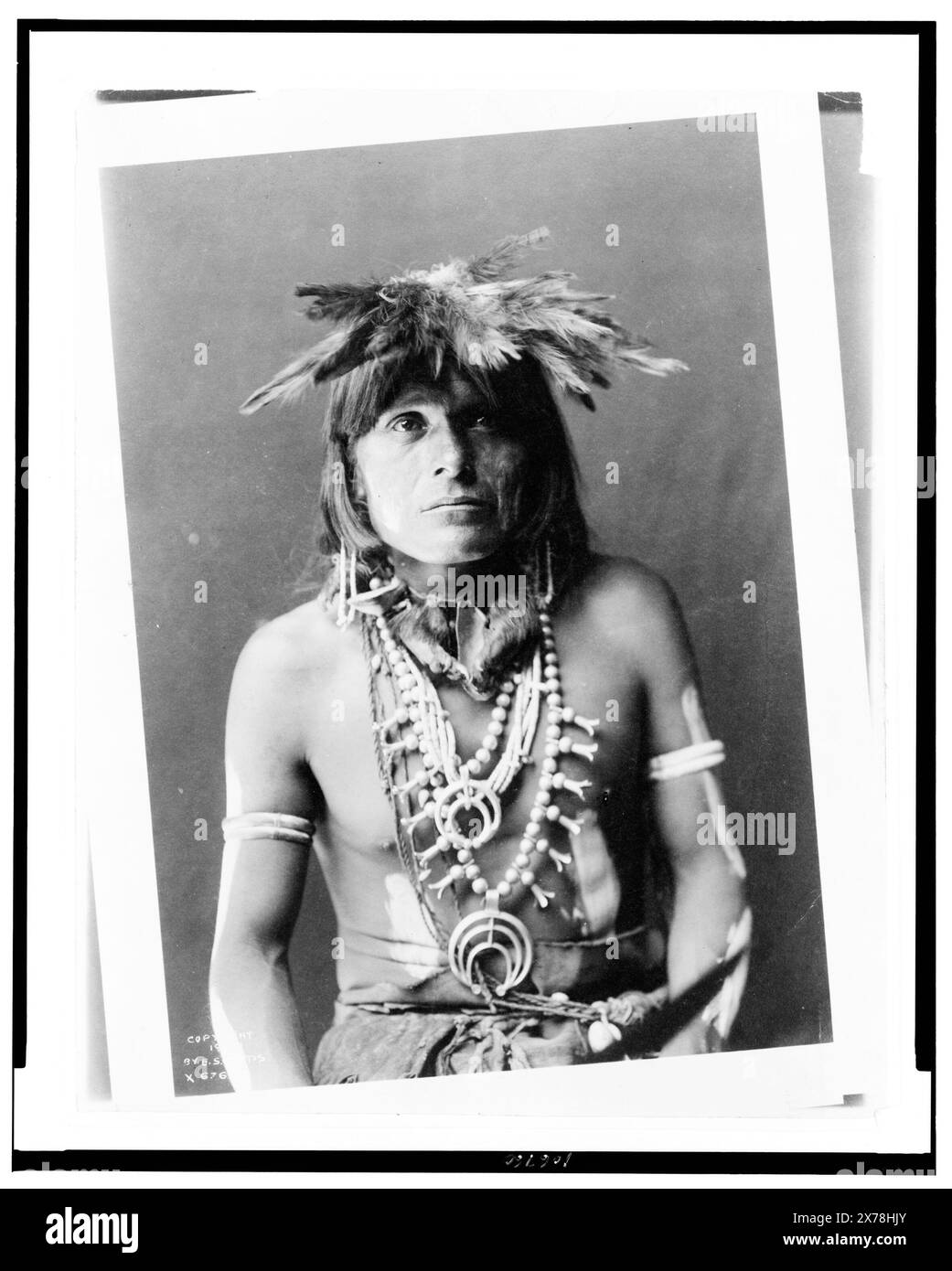 TEV GUI, ein Schlangenhäuptling, halblanges Porträt, nach vorne gerichtet, in zeremonieller Kleidung für Antilopenpriester im Schlangentanz, Edward S. Curtis Collection., Curtis Nr. 676.. Tev-Gui. Indianer von Nordamerika, Kleidung & Kleidung, 1900. Hopi Indians, Kleidung & Kleidung, 1900. Stockfoto