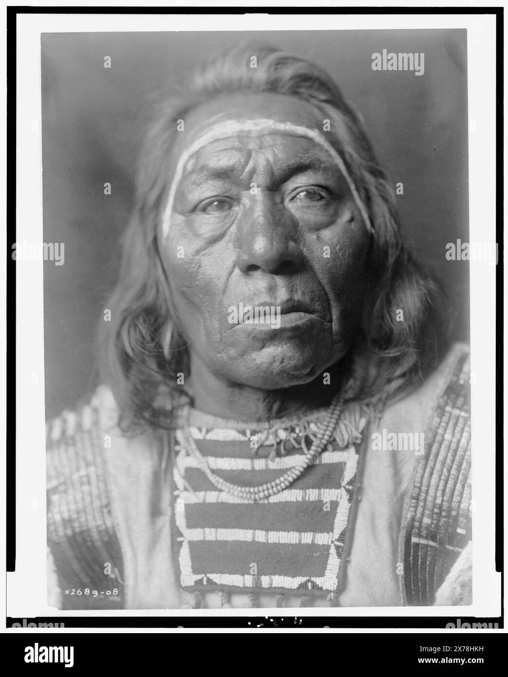 Führt den Wolf, Edward S. Curtis Collection 2689-08.. Führt den Wolf an. Indians of North America, Kleidung & Kleidung, Montana, 1900-1910. Crow Indians, Kleidung & Kleidung, 1900-1910. Stockfoto