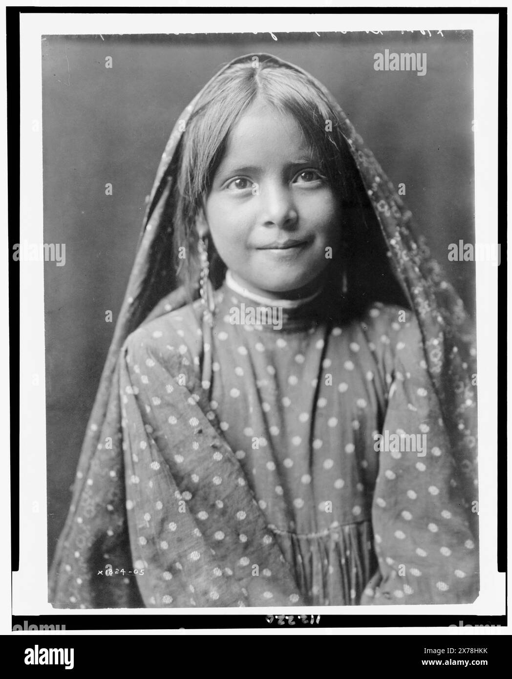 Cohit Songwi, Edward S. Curtis Collection, Curtis Nr. 1824-05.. Cohit Songwi. Indianer von Nordamerika, Kinder, New Mexico, Nambe Pueblo, 1900-1910. Tewa-Indianer, Kinder, 1900-1910. , Mädchen, 1900-1910. Stockfoto