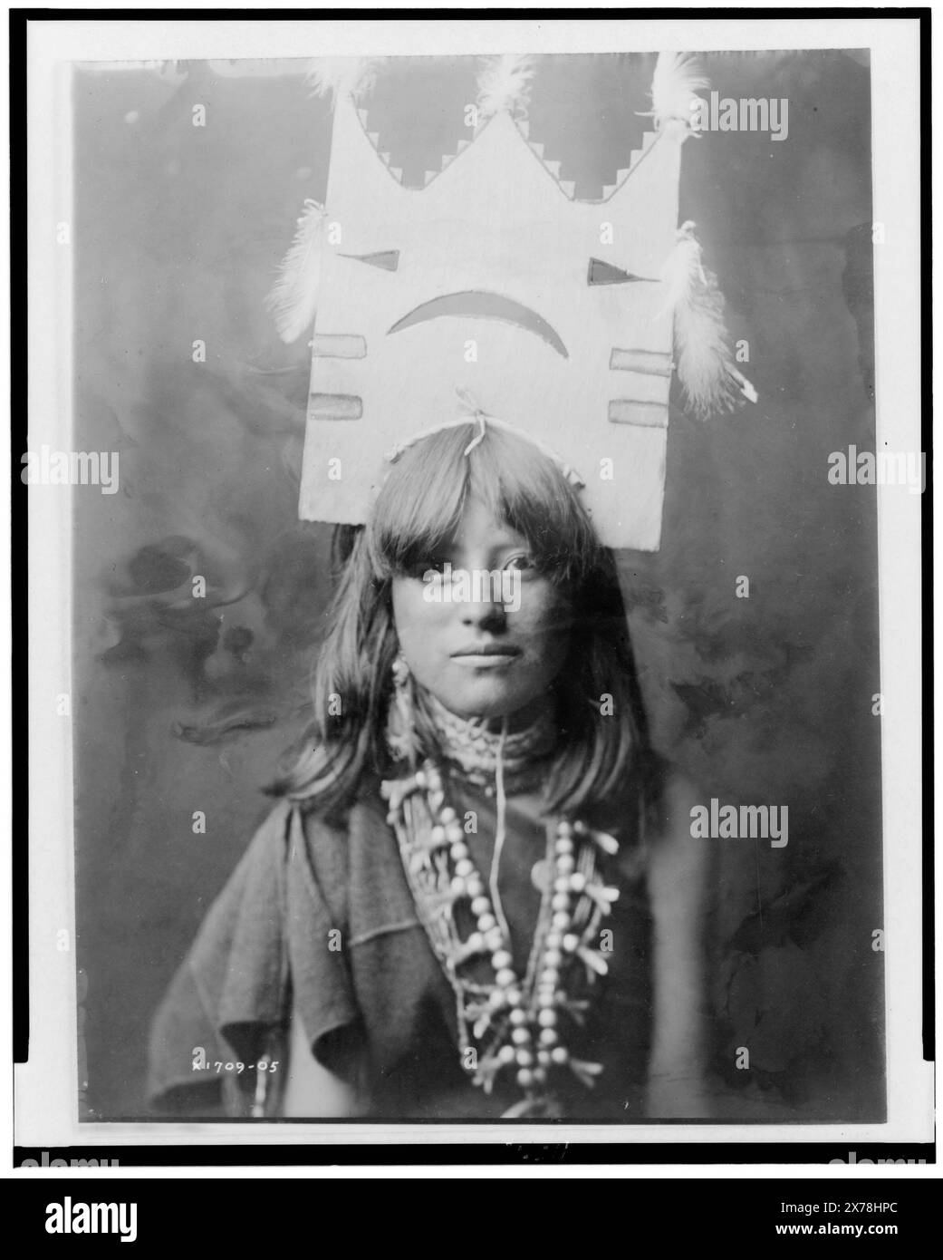 Tablita Tänzerin San Ildefonso, Edward S. Curtis Collection, Curtis No 1709–05., auf Verso: Ohwo wo wo songwi., veröffentlicht in: The North American Indian / Edward S. Curtis. [Seattle, Washington] : Edward S. Curtis, 1907-30, v. 17, S. 56. Indianer von Nordamerika, Frauen, 1900-1910. Indianer von Nordamerika, Kleidung & Kleidung, 1900-1910. Pueblo Indians, Frauen, 1900-1910. Pueblo Indians, Kleidung & Kleidung, 1900-1910. Stockfoto