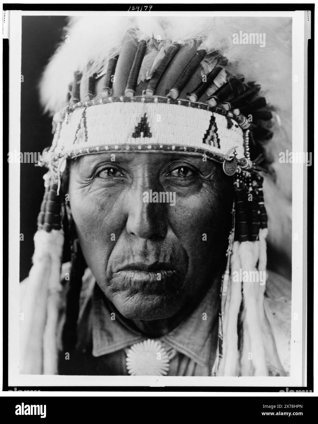 Red Bird Cheyenne, ist Teil von Edward S. Curtis Collection ., veröffentlicht in: The North American Indian / Edward S. Curtis. [Seattle, Washington] : Edward S. Curtis, 1907-30, v. 19, S. 92. Roter Vogel. Indianer von Nordamerika, Kleidung & Kleidung, 1920-1930. Cheyenne Indians, Kleidung & Kleidung, 1920-1930. Stockfoto