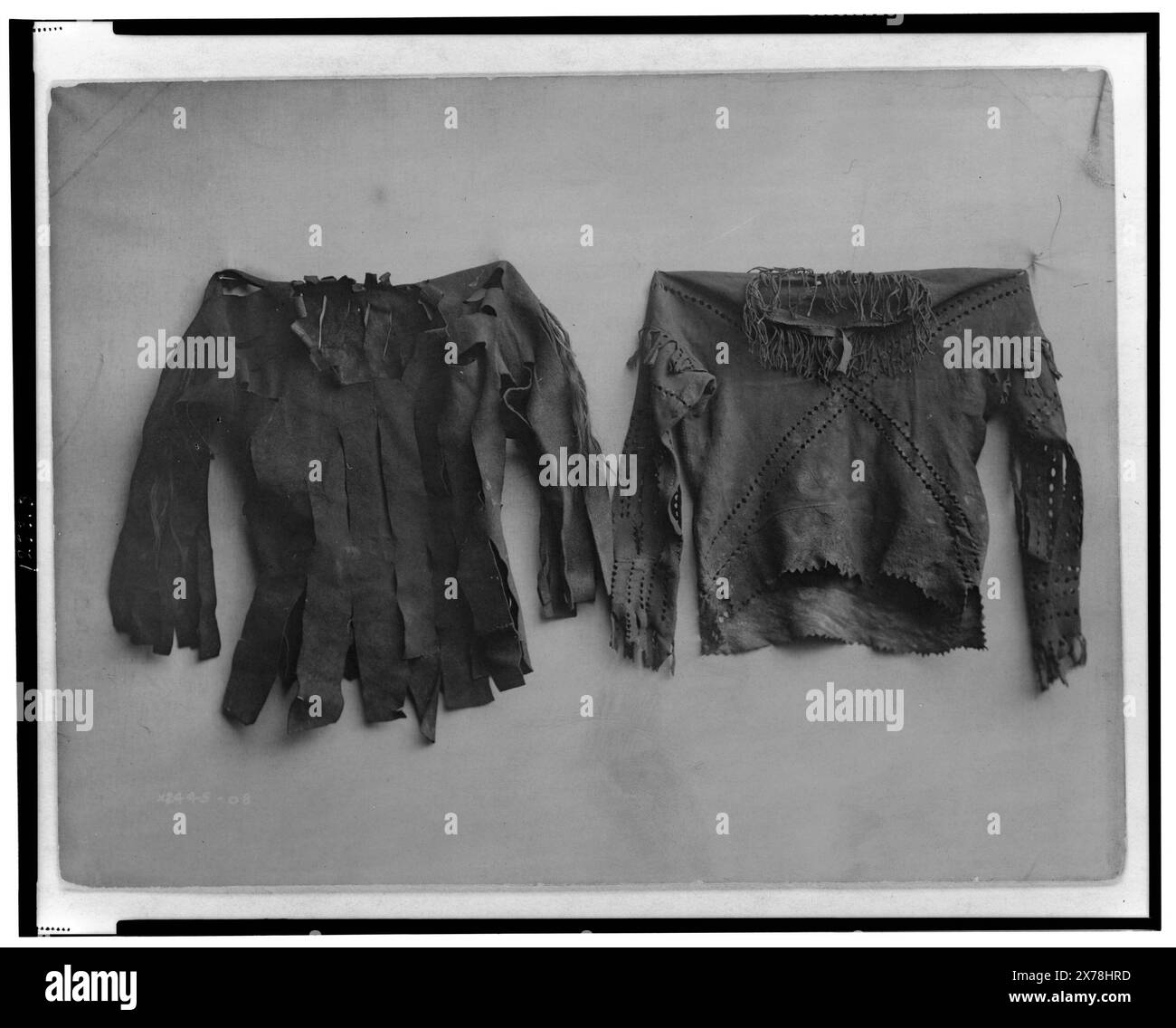 Scalp-Shirts, Curtis-Nr. 2445–08., ist Teil von: Edward S. Curtis Collection ., veröffentlicht in: The North American Indian / Edward S. Curtis. [Seattle, Washington] : Edward S. Curtis, 1907-30, v. 3, S. 30. Indians of North America, Bekleidung & Kleidung, South Dakota, 1900-1910. Teton Indians, Kleidung & Kleidung, 1900-1910. , Hemden, 1900-1910. , Kopfhaut, 1900-1910. Stockfoto