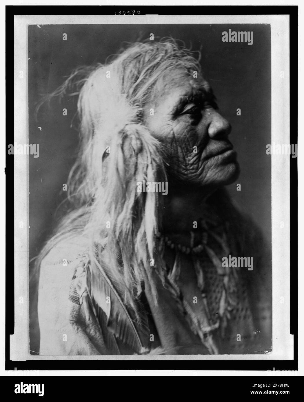 Luqaiot Kittitas, handgedruckt auf Gehäuseordner: Salishan, Upper Yakima [d. h. Yakama]., Curtis Nr. 3041., Titel aus Item., ist Teil von: Edward S. Curtis Collection ., publiziert in: The North American Indian / Edward S. Curtis. Edward S. Curtis, 1907-30, Suppl. v. 7, pl. 247.. Indianer von Nordamerika, 1910. , Ältere Personen, 1910. Stockfoto