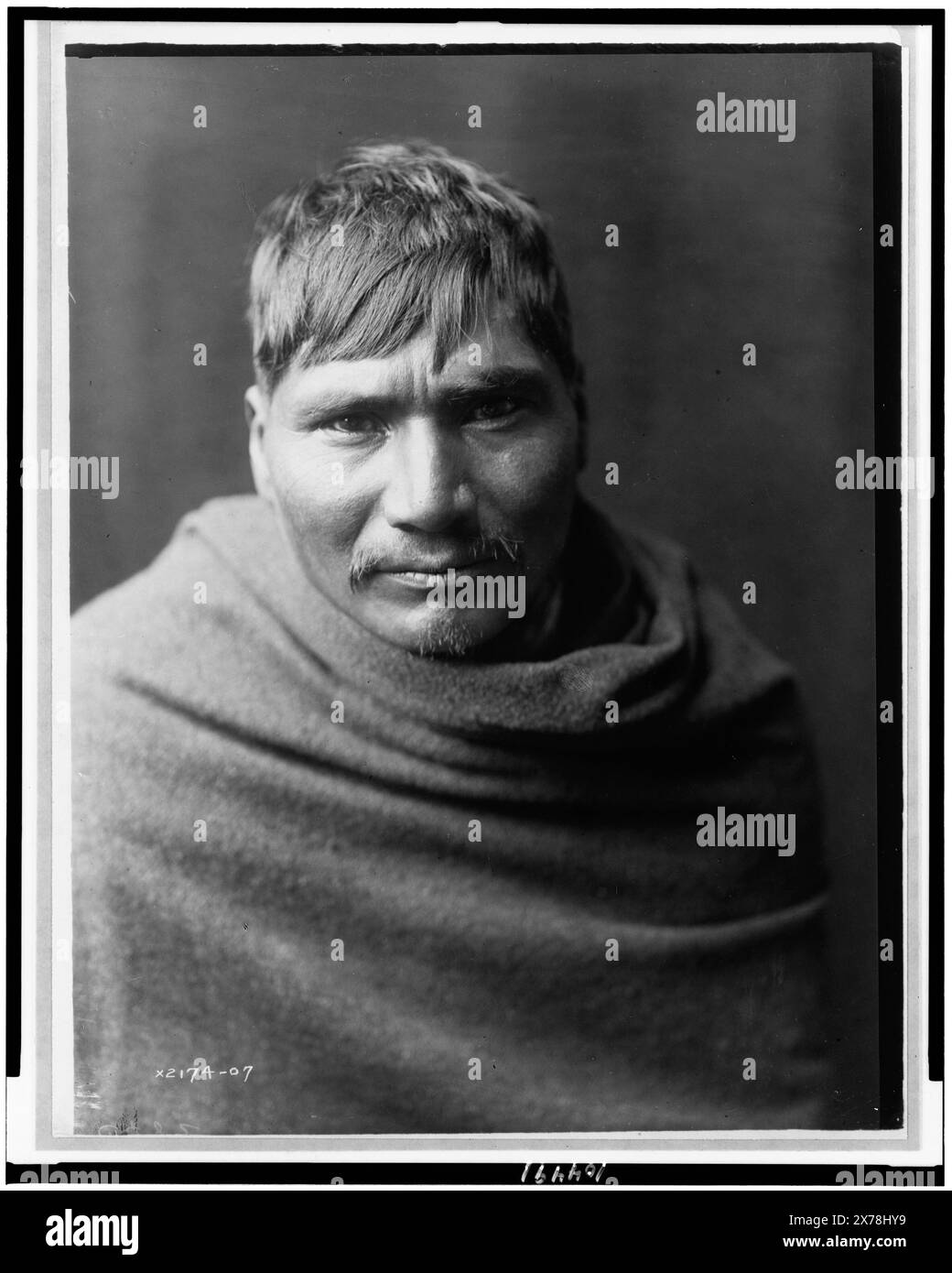 Yaqui-Mann, Kopf-und-Schultern-Porträt, nach vorne gerichtet, fotografiert in Arizona. Edward S. Curtis Collection 2174-07.. Indianer von Nordamerika, Arizona, 1900-1910. Yaqui Indians, 1900-1910. Stockfoto