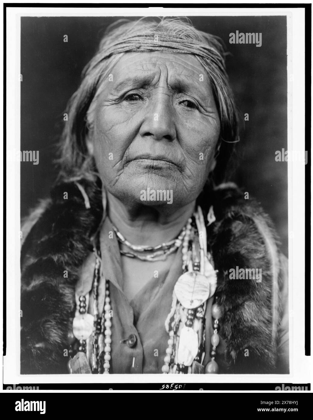 Hupa Woman, Edward S. Curtis Collection, Curtis No 6851-B., veröffentlicht in: The North American Indian / Edward S. Curtis. Edward S. Curtis, 1907-30, Zuschlag. v. 13, pl. 451.. Indianer von Nordamerika, Frauen, 1920-1930. Indianer von Nordamerika, Kleidung & Kleidung, 1920-1930. Hupa Indians, Frauen, 1920-1930. Hupa Indians, Kleidung & Kleidung, 1920-1930. Stockfoto