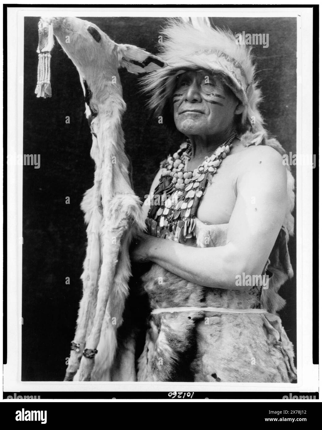 Weißes Hirschleder-Tanzkostüm Hupa, Edward S. Curtis Collection., Curtis Nr. 3838-B., veröffentlicht in: The North American Indian / Edward S. Curtis. [Seattle, Washington] : Edward S. Curtis, 1907-30, v. 13, S. 30. Indianer von Nordamerika, Kalifornien, Bekleidung & Kleidung, 1920-1930. , Zeremonielle Tänzer, Kalifornien, 1920-1930. Hupa Indians, Kleidung & Kleidung, 1920-1930. Stockfoto