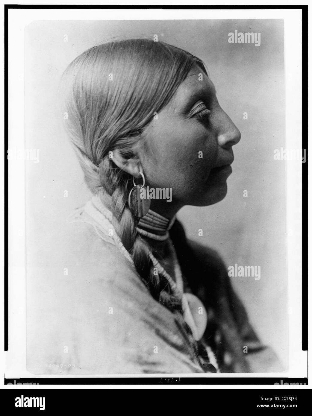 Wishham junge Frau, Edward S. Curtis Collection. Curtis Nr. 3007–09., veröffentlicht in: The North American Indian / Edward S. Curtis. [Seattle, Washington] : Edward S. Curtis, 1907-30, V. 8, S. 122. Indianer von Nordamerika, Washington (Bundesstaat), Frauen, 1910. , Indianer von Nordamerika, Washington (Staat), physikalische Eigenschaften, 1910. Tlakluit Indians, Frauen, 1910. Tlakluit-Indianer, physikalische Eigenschaften, 1910. , Schmuck, 1910. Stockfoto