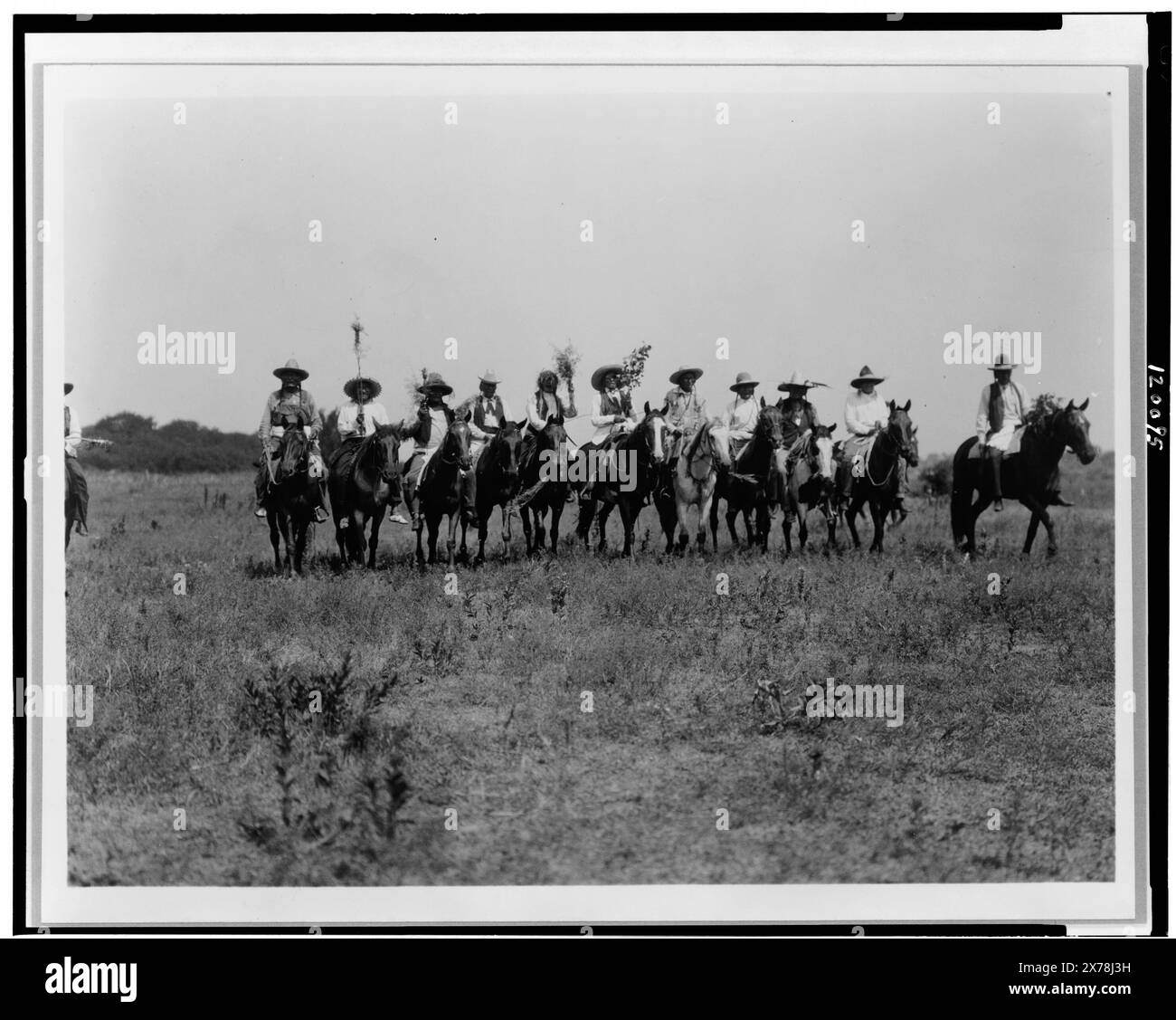 Chiefs in the Sun Dance Parade Cheyenne, Edward S. Curtis Collection, veröffentlicht in: The North American Indian / Edward S. Curtis. [Seattle, Washington] : Edward S. Curtis, 1907-30, v. 19, S. 110. Indianer von Nordamerika, spirituelles Leben, Oklahoma, 1920-1930. Cheyenne-Indianer, spirituelles Leben, 1920-1930. , Sonnentanz, Oklahoma, 1920-1930. Stockfoto