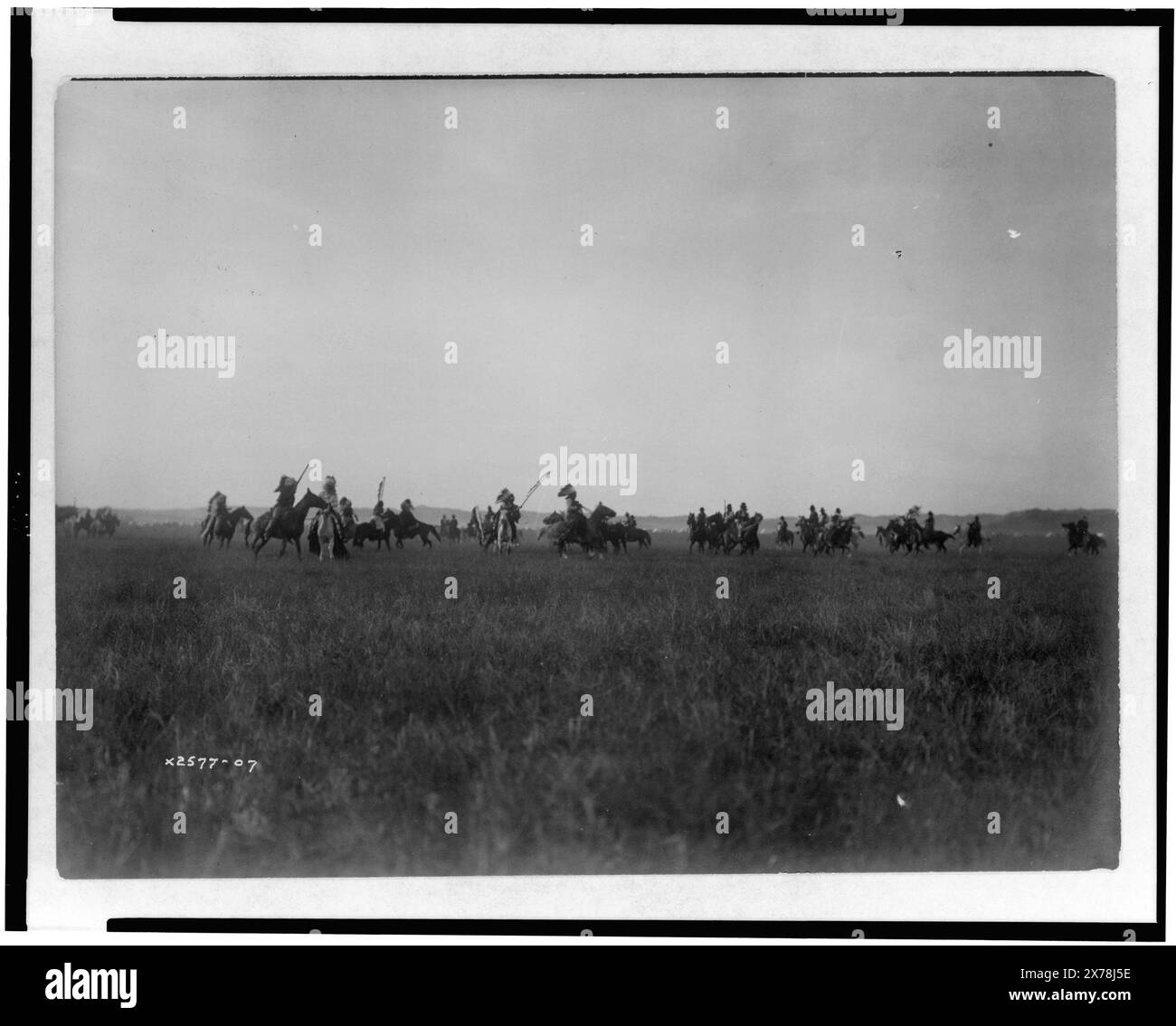 Morning Attack, Edward S. Curtis Sammlung, Curtis Nr. 2577–07., veröffentlicht in: The North American Indian / Edward S. Curtis. Edward S. Curtis, 1907-30, Zuschlag. v. 3, pl. 99.. Indianer von Nordamerika, Great Plains, 1900-1910. Dakota Indians, 1900-1910. Stockfoto