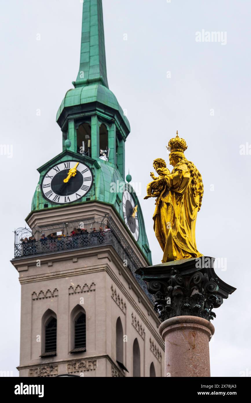 Kirchturm Alter Peter in München und Mariensäule vom Aussichtsturm, genannt Alter Peter, in direkter Nähe zum Marienplatz und Rathaus, hat man einen perfekten Blick über München, die Mariensäule im Vordergrund München Bayern Deutschland *** Alter Peterskirchturm in München und St. Marys Säule vom Aussichtsturm, in unmittelbarer Nähe zum Marienplatz und dem Rathaus hat man einen perfekten Blick über München, mit der Mariensäule im Vordergrund München Bayern Deutschland Stockfoto