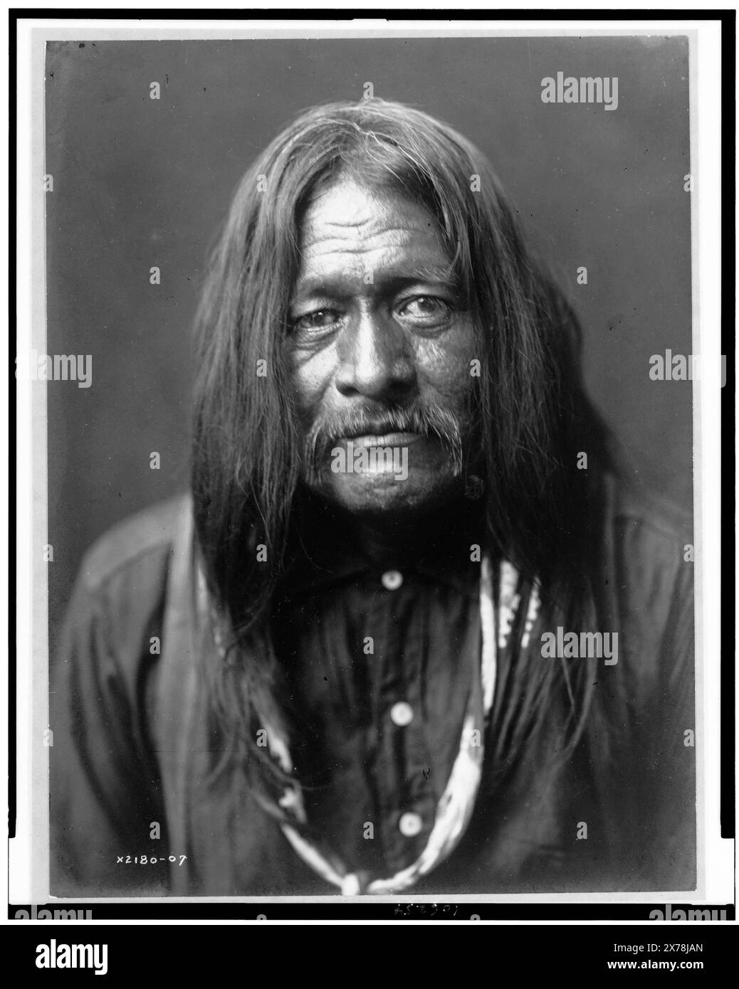 Hoo-man-Hai, Maricopa-Indianer, Kopf-und-Schultern-Porträt, Vorderseite, Edward S. Curtis Collection., Curtis Nr. 2180-07.. Hoo-Man-Hai. Indianer von Nordamerika, Arizona, 1900-1910. Maricopa Indians, 1900-1910. Stockfoto