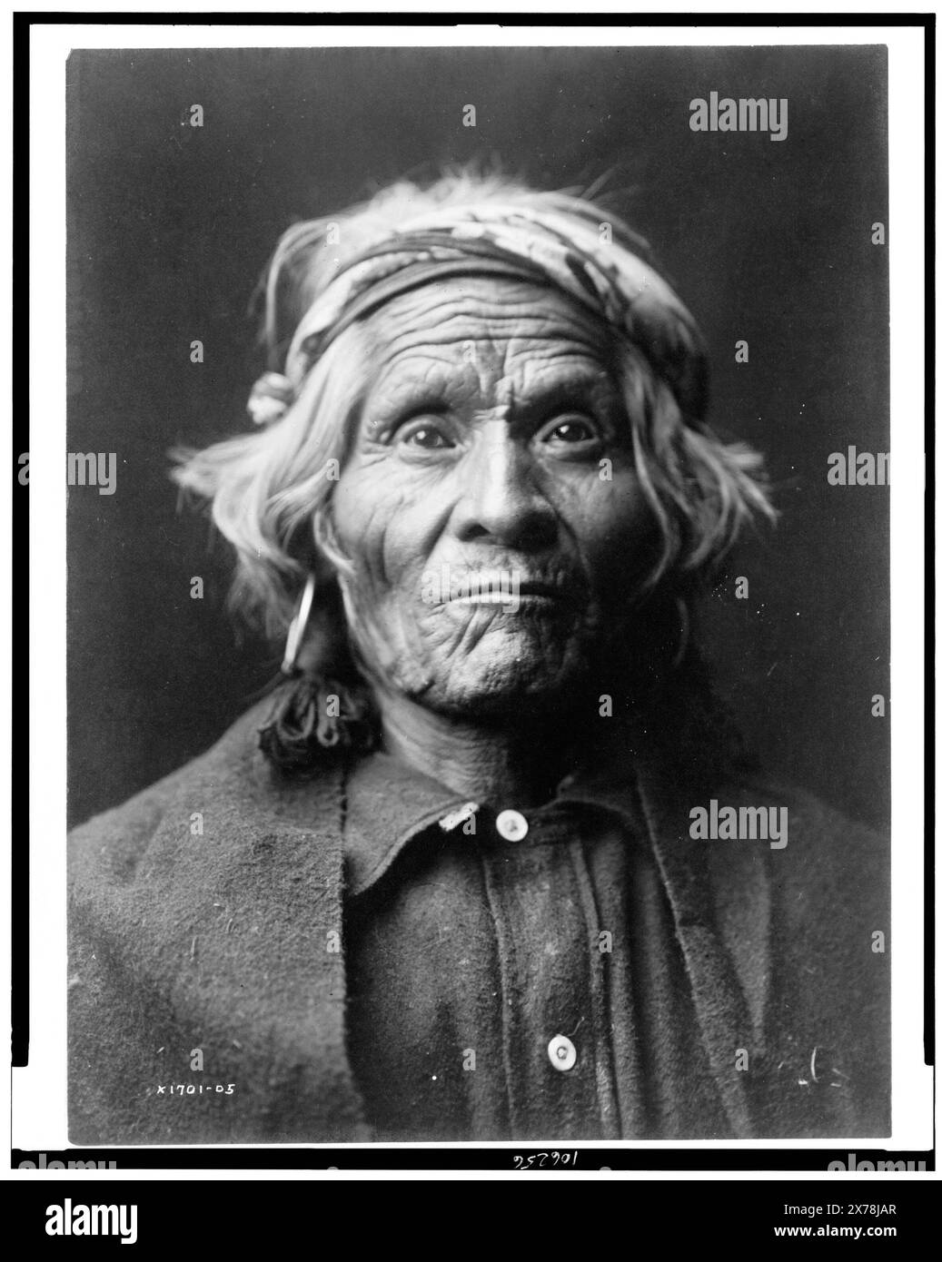 Wyemah, Kopf-und-Schultern-Porträt, nach vorne gerichtet, Edward S. Curtis Collection 1701-05.. Indianer von Nordamerika, 1900-1910. Stockfoto