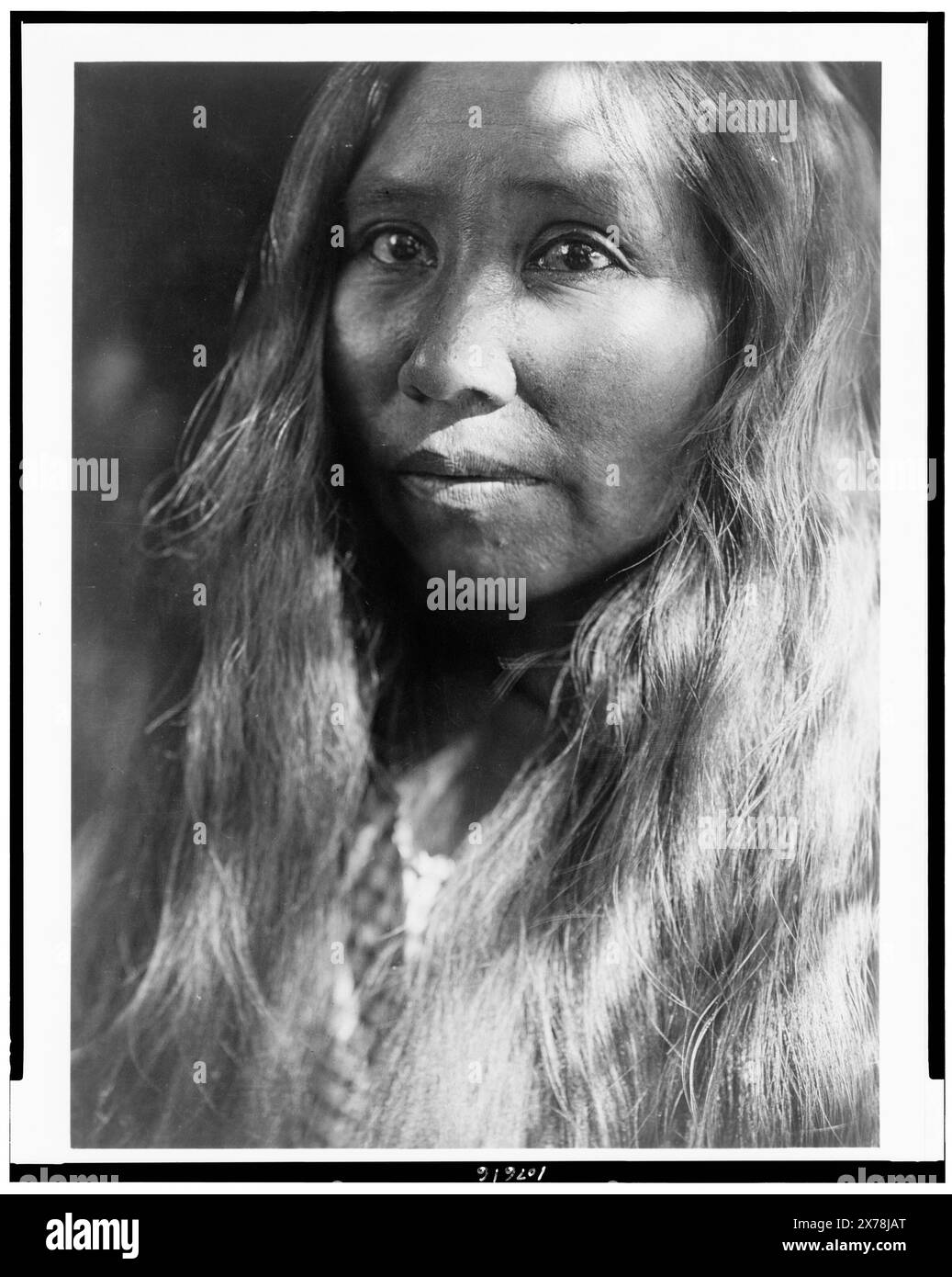 Eine Kato-Frau, Edward S. Curtis Collection 4006., veröffentlicht in: The North American Indian / Edward S. Curtis. [Seattle, Washington] : Edward S. Curtis, 1907-30, v. 14, S. 6. Indianer von Nordamerika, Kalifornien, Frauen, 1920-1930. Kato Indians, Frauen, 1920-1930. Stockfoto