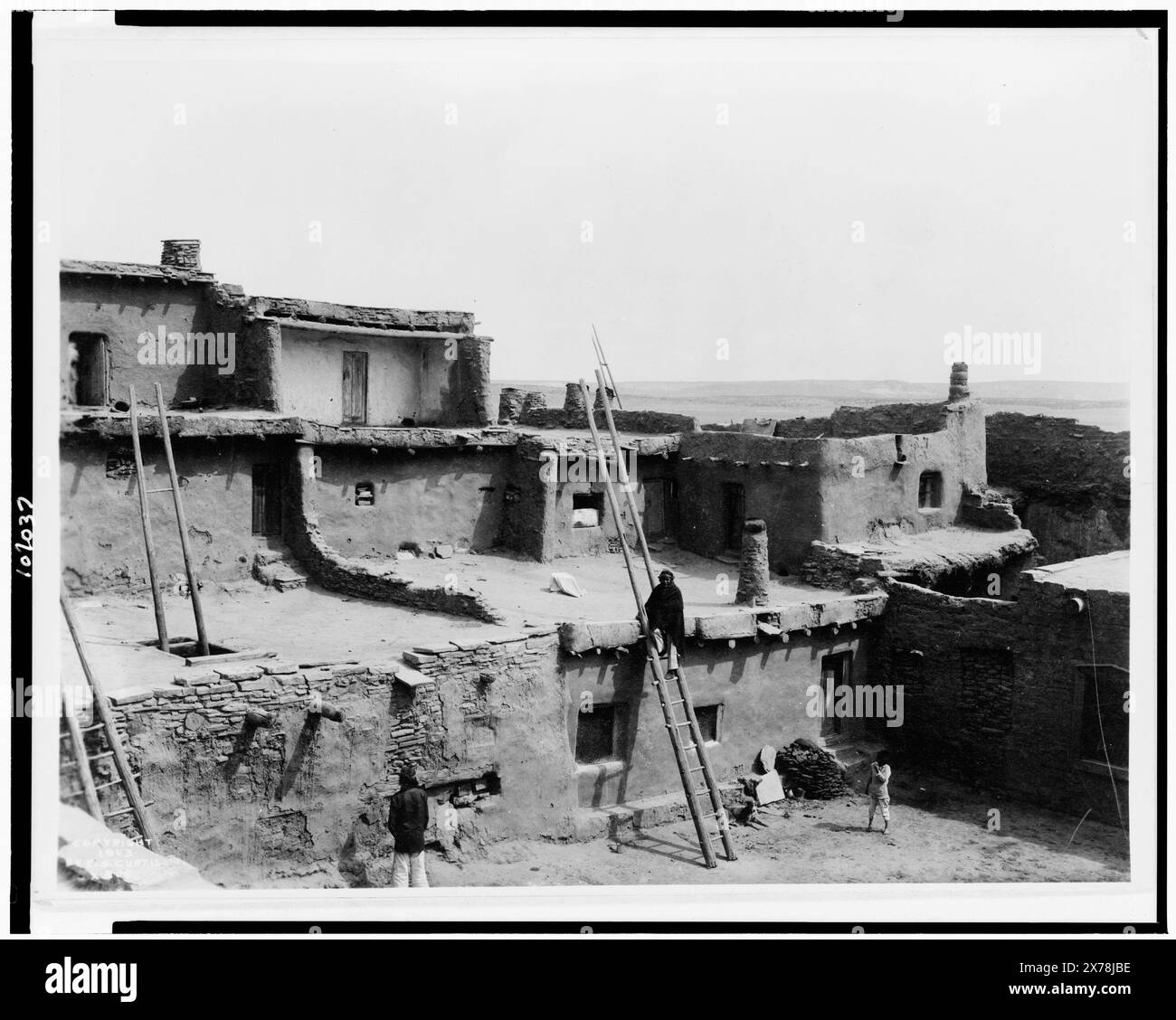 Eine Ecke von Zuni, E.S. Curtis, Edward S. Curtis Collection 808., veröffentlicht in: The North American Indian / Edward S. Curtis. [Seattle, Washington] : Edward S. Curtis, 1907-30, suppl., v. 17, S. 615. Indianer von Nordamerika, Wohnungen, New Mexico, 1900-1910. Zuni-Indianer, Wohnungen, 1900-1910. , Pueblos, New Mexico, 1900-1910. Stockfoto