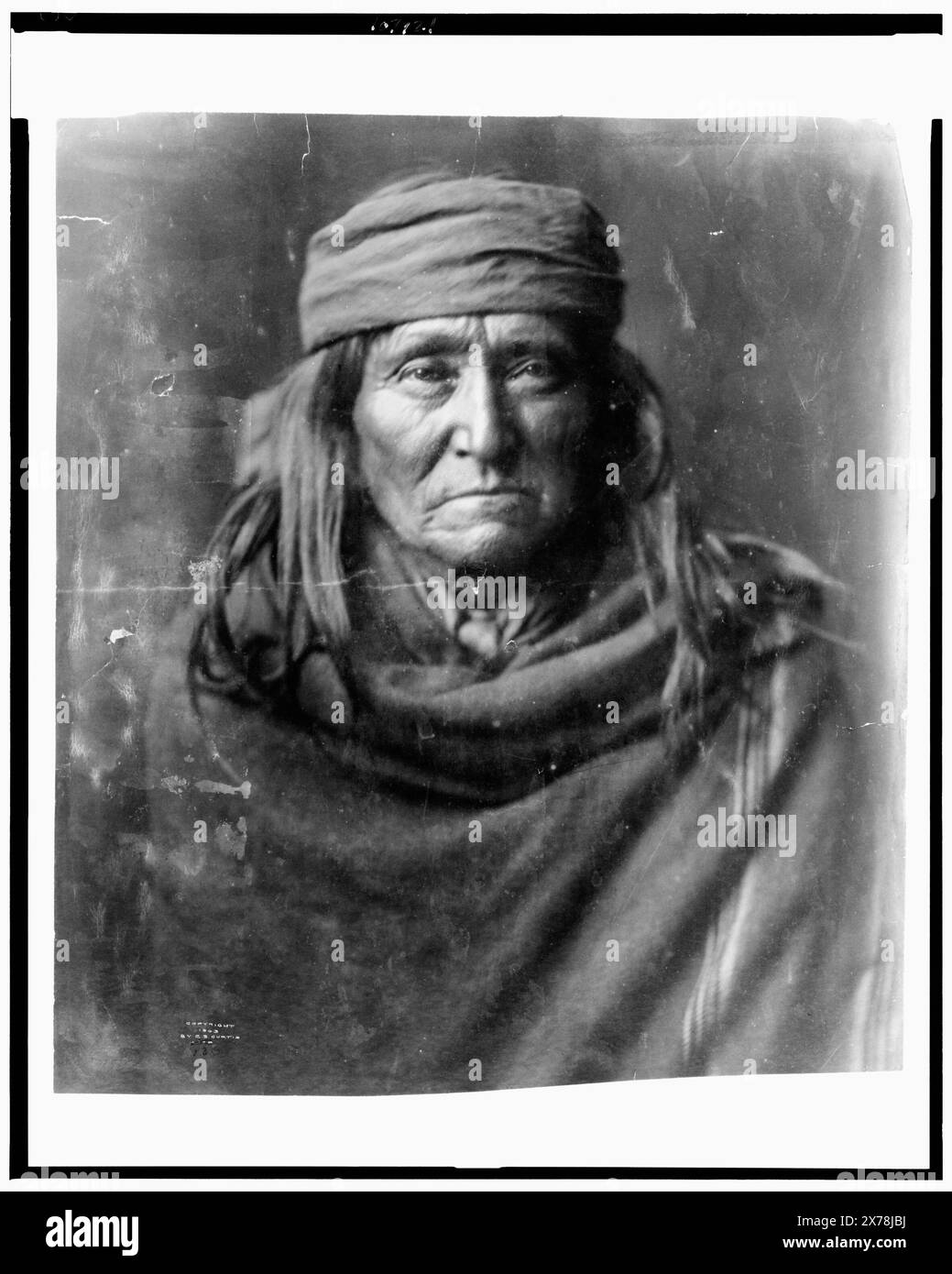 Eskadi Apache, Curtis nein 136., LC-Nr. 39., E.S. Curtis., ist Teil von: Edward S. Curtis Collection ., publiziert in: The North American Indian / Edward S. Curtis. Edward S. Curtis, 1907-30, Zuschlag. v. 1, S. 16.. Eskadi. Indianer von Nordamerika, Kleidung & Kleidung, 1900-1910. Apachen Indians, Kleidung & Kleidung, 1900-1910. Stockfoto