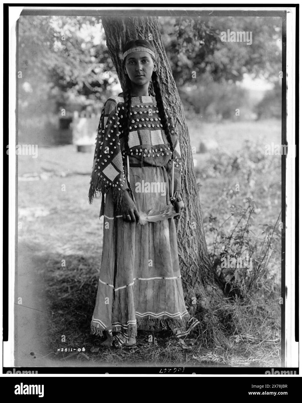 Sioux Jungfrau, Edward S. Curtis Collection, Curtis No 2611–07., veröffentlicht in: The North American Indian / Edward S. Curtis. [Seattle, Washington] : Edward S. Curtis, 1907-30, v. 3, S. 28. Indians of North America, Bekleidung & Kleidung, 1900-1910. Indianer von Nordamerika, Frauen, 1900-1910. Dakota Indians, Kleidung & Kleidung, 1900-1910. Dakota Indians, Frauen, 1900-1910. Stockfoto