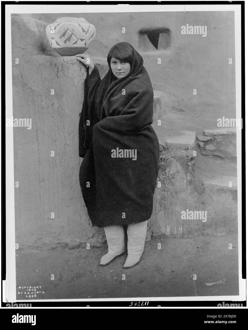 Eine Zuni Belle, Edward S. Curtis Collection 828., E.S. Curtis.. Indians of North America, Bekleidung & Kleidung, 1900-1910. Zuni Indians, Kleidung & Kleidung, 1900-1910. Stockfoto