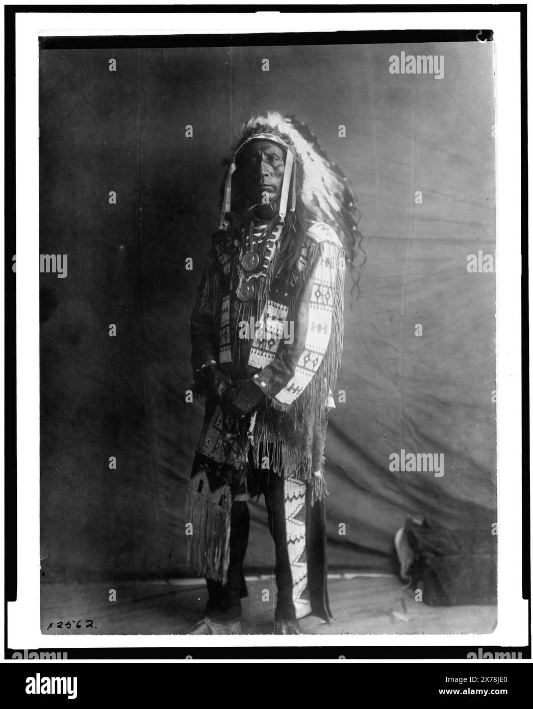 Jack Red Cloud, Edward S. Curtis Collection, Curtis Nr. 2562-07.. Rote Wolke, Jack. Indians of North America, Bekleidung & Kleidung, South Dakota, 1900-1910. Oglala Indians, Kleidung & Kleidung, 1900-1910. Stockfoto