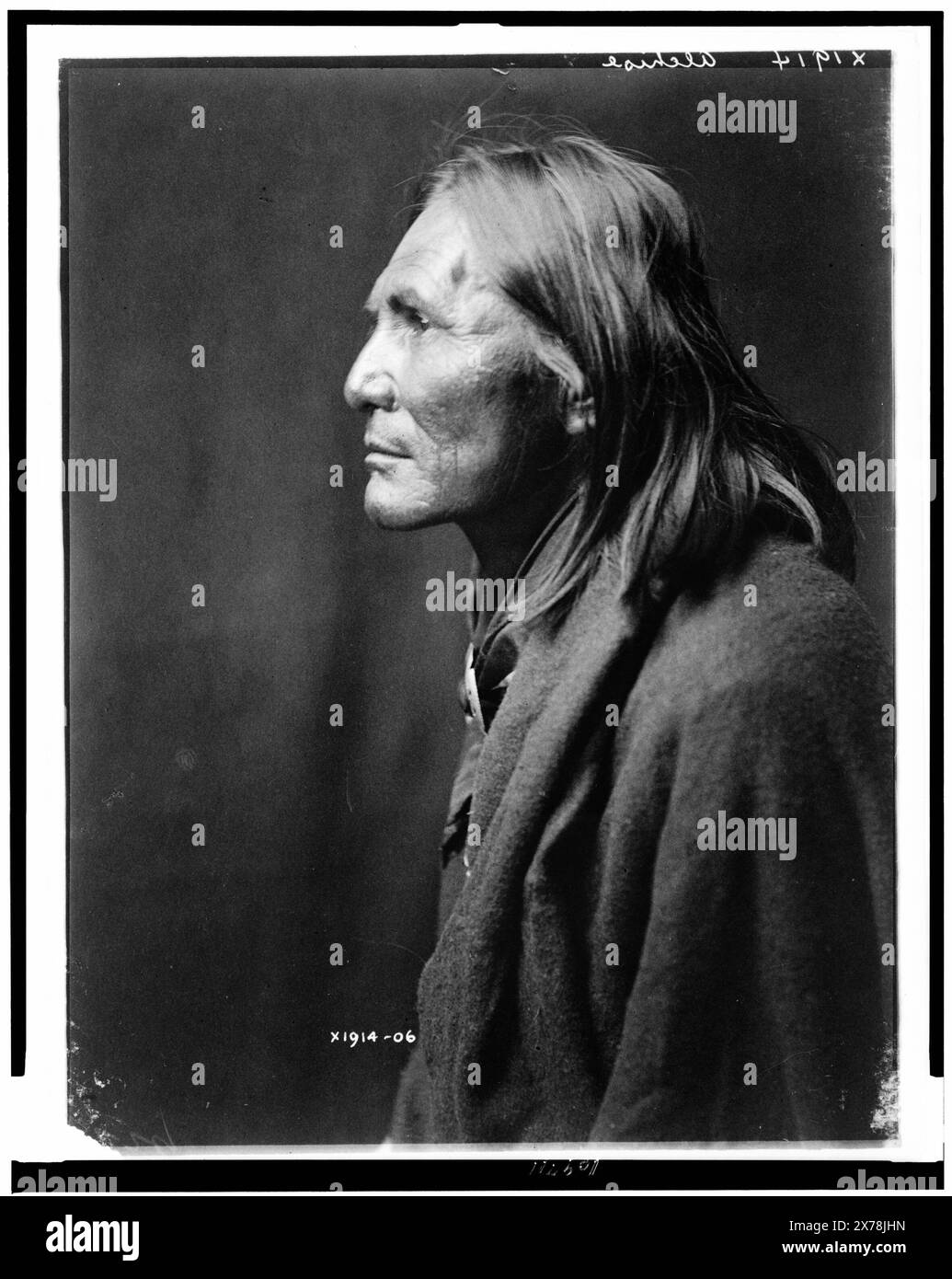 Alchise, Apachen-Indianer, halblanges Porträt, linkes Profil, Edward S. Curtis Collection 1914-06.. Alchise. Indianer von Nordamerika, 1900-1910. Apachen-Indianer, 1900-1910. Stockfoto