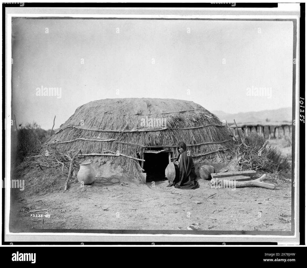 Pima KI (primitives Zuhause), Pima, Arizona, Edward S. Curtis Collection., Curtis Nr. 2235-07.. Indianer von Nordamerika, Wohnungen, Arizona, 1900-1910. Pima-Indianer, Wohnungen, 1900-1910. , Wickiups, Arizona, 1900-1910. Stockfoto