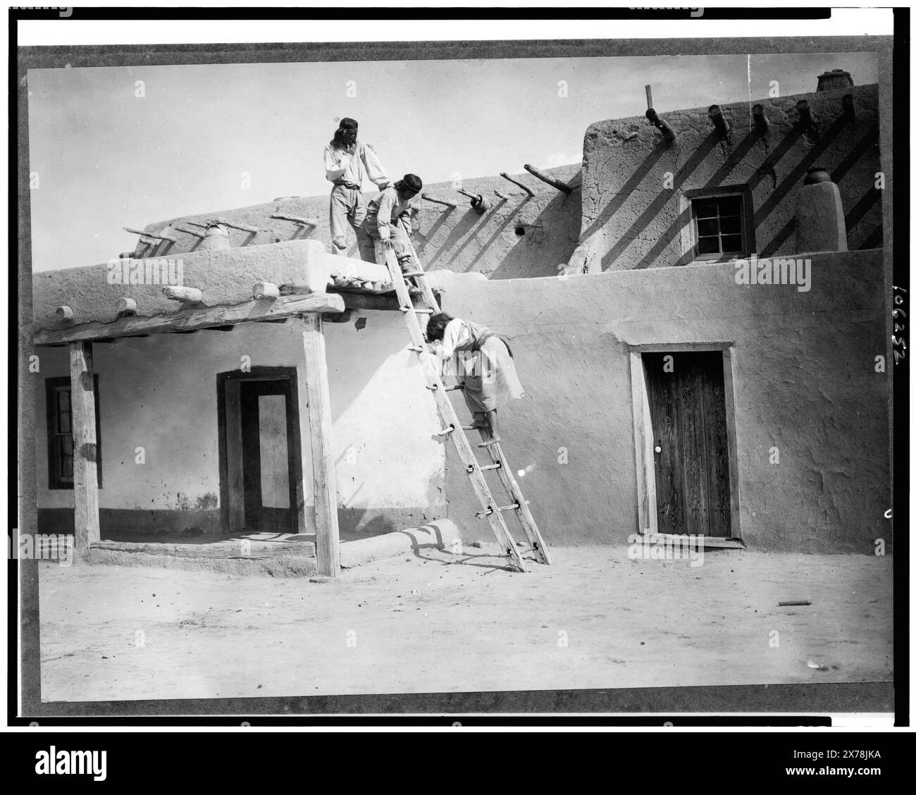In San Ildefonso, Edward S. Curtis Collection., publiziert in: The North American Indian / Edward S. Curtis. Edward S. Curtis, 1907-30, Suppl., V. 17, pl. 589.. Indianer von Nordamerika, New Mexico, Strukturen, 1920-1930. Tewa-Indianer, Strukturen, 1920-1930. , Adobe Buildings, New Mexico, 1920-1930. Stockfoto