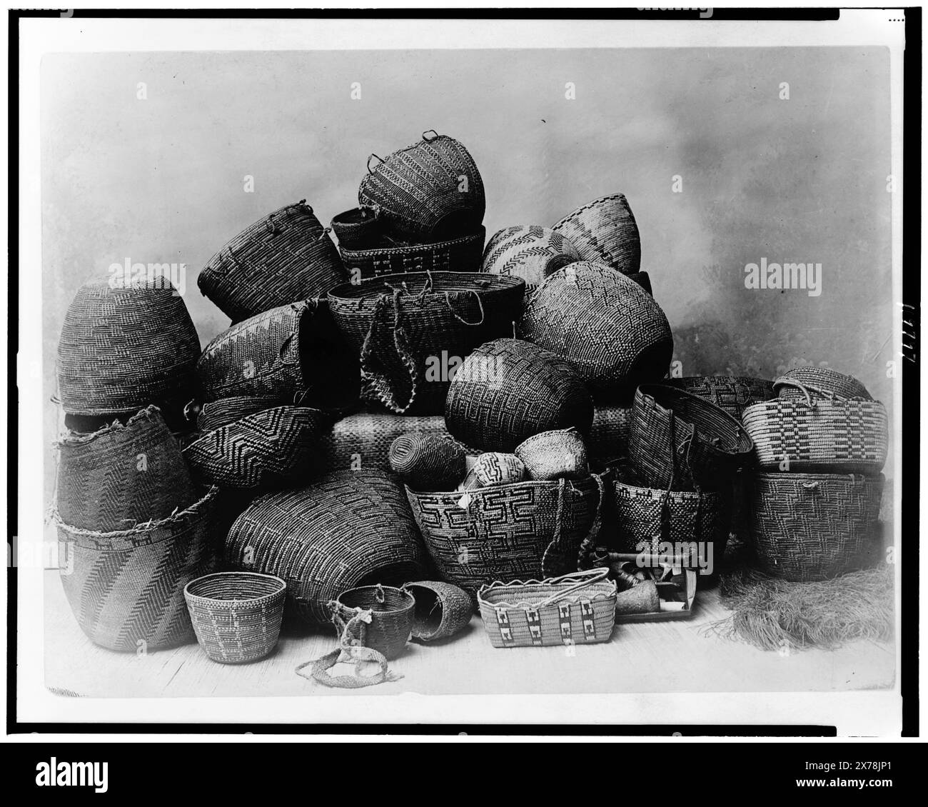 Puget Sound Körbe, Edward S. Curtis Sammlung, Curtis Nr. 3476–12., veröffentlicht in: The North American Indian / Edward S. Curtis. Edward S. Curtis, 1907-30, Suppl. v. 9, pl. 309.. Indians of North America, Arts & Crafts, 1910-1920. , Körbe, 1910-1920. Stockfoto