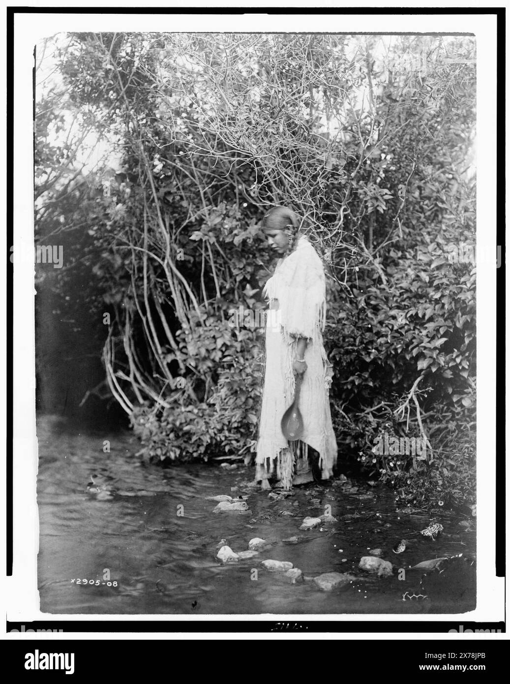 Am Ufer Arikara, Edward S. Curtis Collection 2905–08., veröffentlicht in: The North American Indian / Edward S. Curtis. [Seattle, Washington] : Edward S. Curtis, 1907-30 suppl., v. 5, S. 88. Indianer von Nordamerika, North Dakota, Frauen, 1900-1910. Indianer von Nordamerika, North Dakota, Kleidung & Kleidung, 1900-1910. Arikara-Indianer, Kleidung & Kleidung, 1900-1910. Arikara-Indianer, Frauen, 1900-1910. Stockfoto