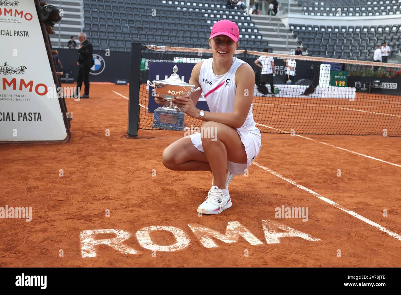 Rom, Italien. Mai 2024. Rom, Italien 18.05.2024: IGA SWIATEK (POL) gewinnt die Trophäe am Ende des Finales des Internazionali BNL 2024 Frauen WTA 1000 Open Tennis Turniers in Rome Center Court. Quelle: Unabhängige Fotoagentur/Alamy Live News Stockfoto