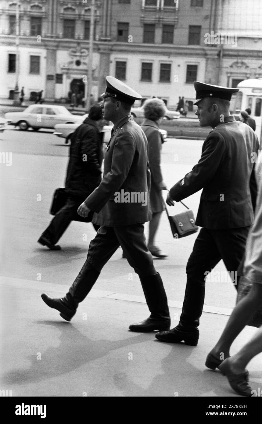 Passanten in Moskau, UdSSR, April 1976 Stockfoto