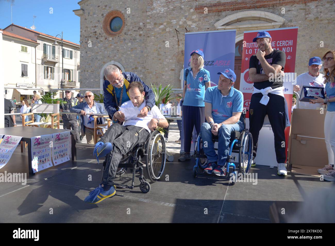 Marina di Carrara, Massa-Carrara, Toskana, Italien, 18. Mai 2024. CarrozzAbile (Rollstuhl) 2024, eine Veranstaltung zur Sensibilisierung für das Problem der architektonischen Barrieren, eine Stadtstraße, auf der Menschen mit körperlichem Körper die Möglichkeit haben, in einen Rollstuhl zu steigen und so die Schwierigkeiten zu verstehen, denen Menschen mit Behinderungen täglich ausgesetzt sind. Idee von Nicola Codega: Nach einem schweren Autounfall im Juli 1998 lebt er im Rollstuhl. Testimonial die Torhüter der italienischen Fußballnationalmannschaft Gianluigi „Gigi“ Buffon und Edoardo Laquidara. Quelle: Paolo Maggiani/Alamy Live News Stockfoto