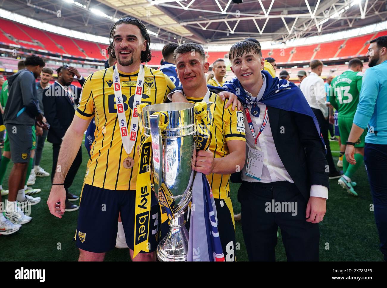 Oxford United wird während der Feierlichkeiten in die Sky Bet Championship befördert, nachdem das Play-off-Finale der Sky Bet League One im Wembley Stadium in London stattgefunden hat. Bilddatum: Samstag, 18. Mai 2024. Stockfoto