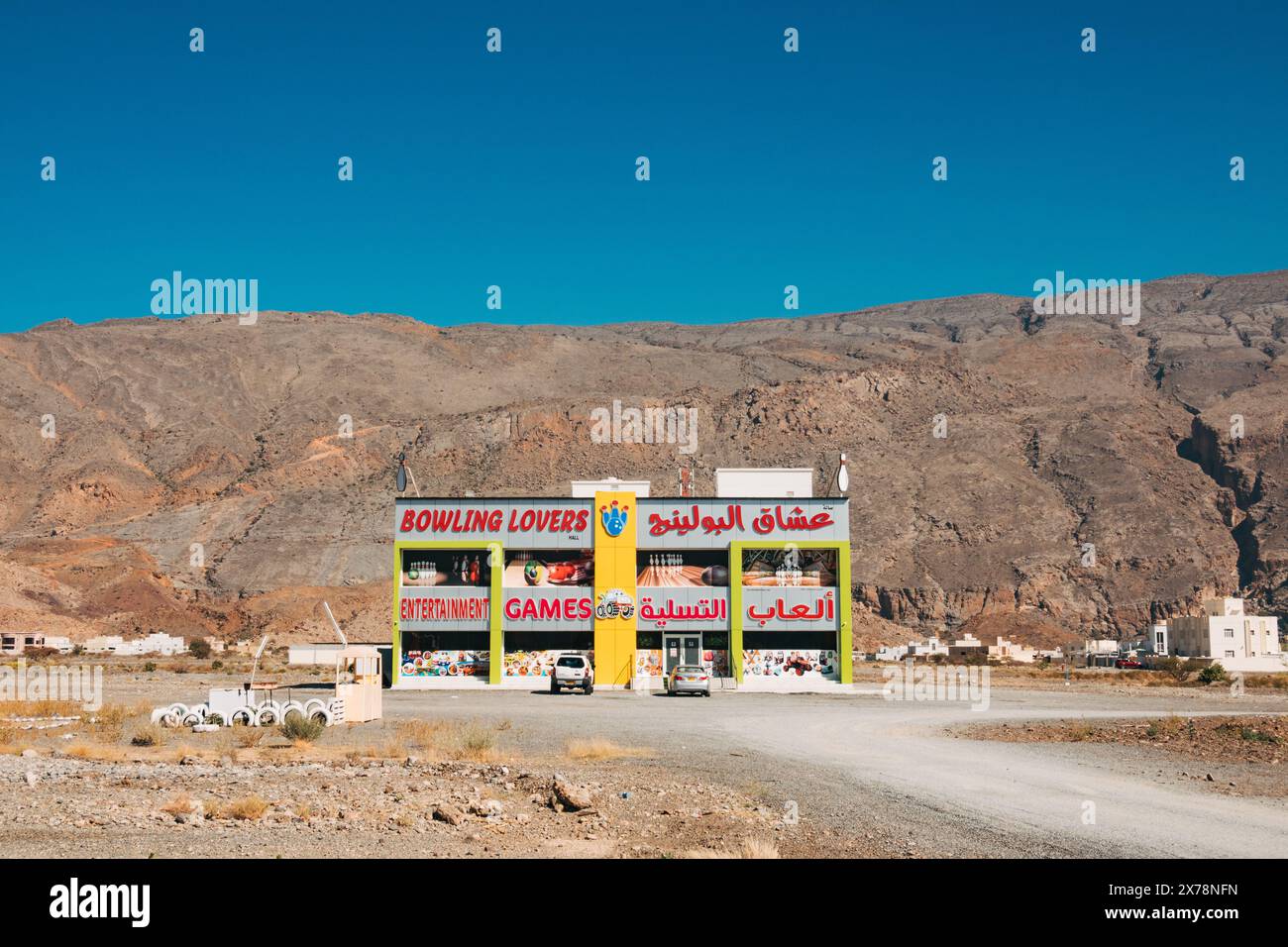Eine eigenartig gelegene Bowlingbahn „Bowlingliebhaber“ mitten im Nirgendwo in der Nähe des Dorfes Tanuf, Oman. Ein mögliches Projekt des weißen Elefanten Stockfoto