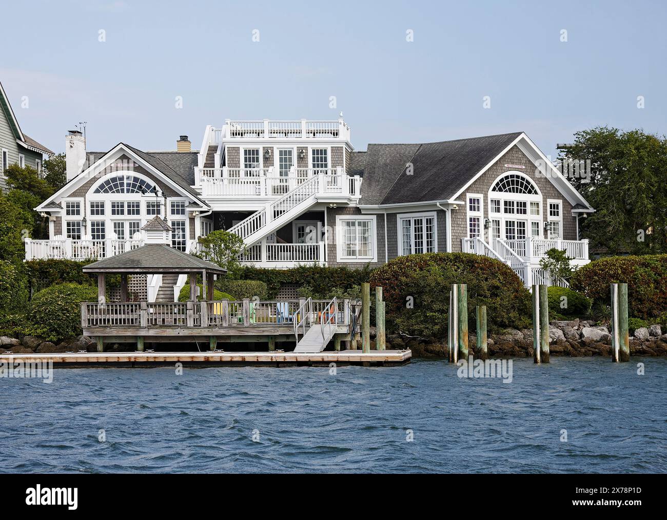 Großes Haus auf dem Wasser, 4 Decks, Dock, schwimmendes Dock, attraktiv, ICW, Atlantic Intracoastal Waterway, NC, USA, North Carolina Stockfoto