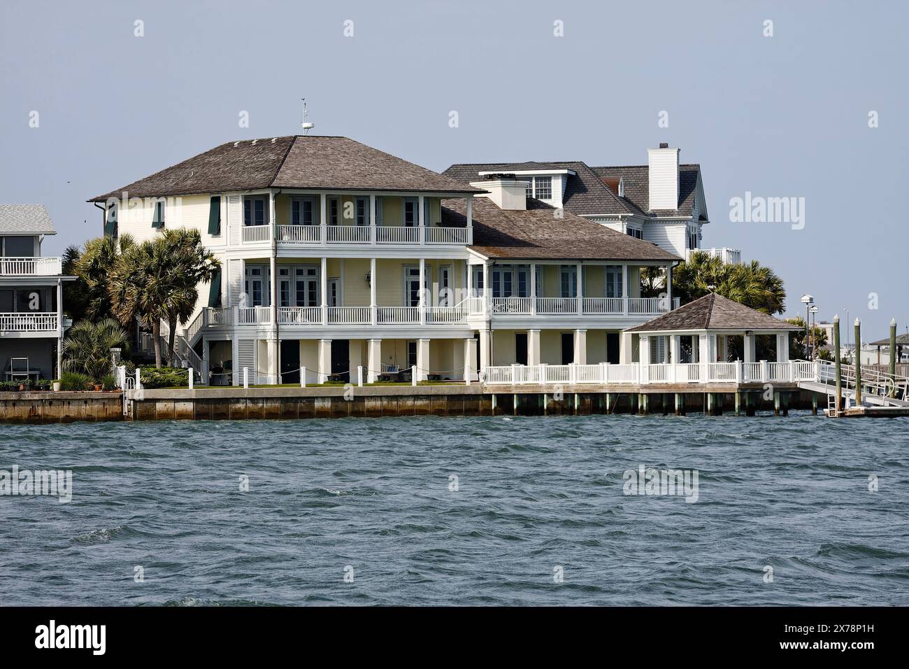 Großes Haus auf dem Wasser, lange Decks, Dock, teilweise überdacht, schwimmendes Dock, attraktiv, ICW, Atlantic Intracoastal Waterway, NC, USA, North Carolina Stockfoto