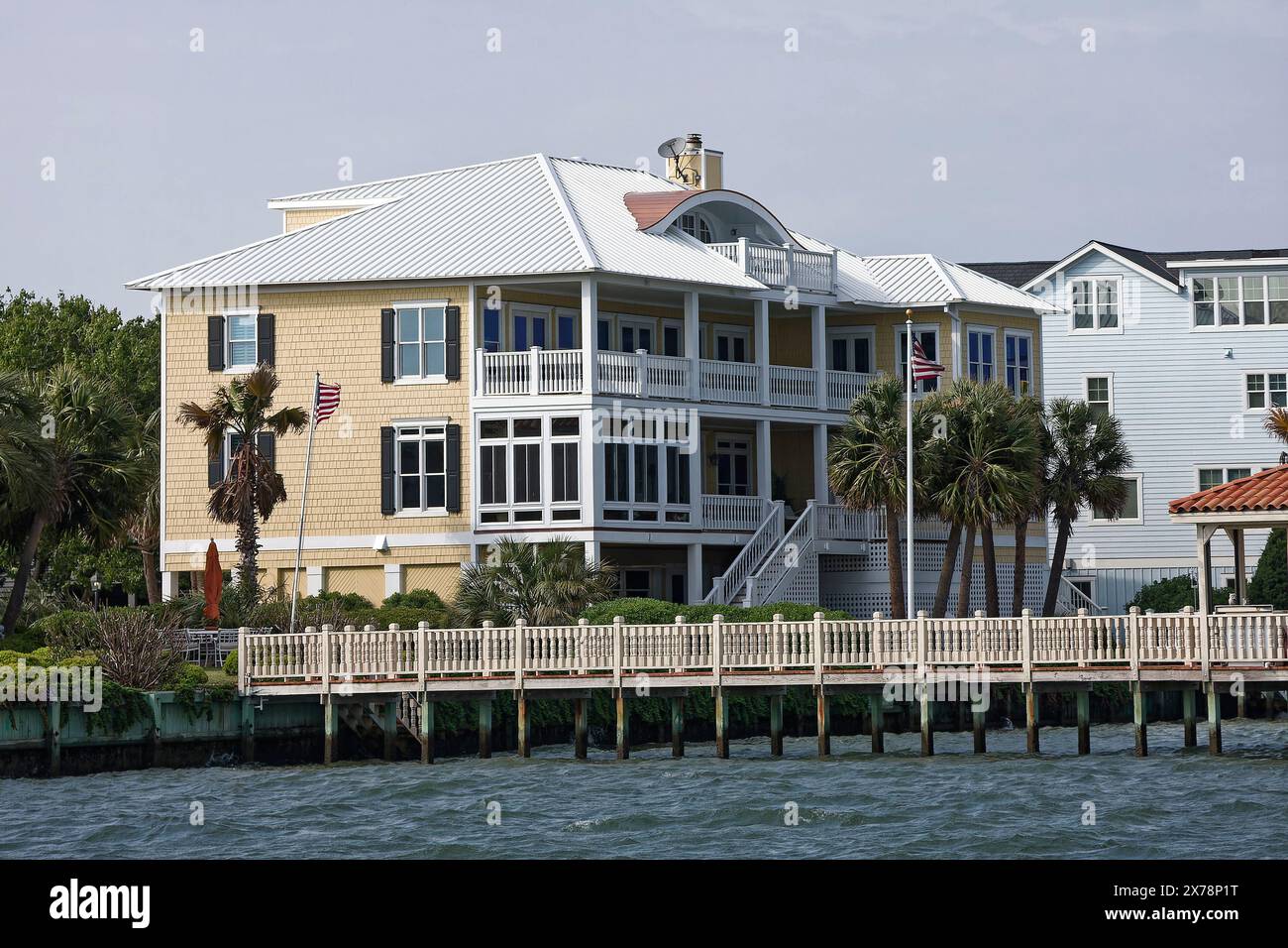 Großes Haus auf dem Wasser, 3 Decks, Dock, Geländer, attraktiv, ICW, Atlantic Intracoastal Waterway, Spring, NC, USA, North Carolina Stockfoto